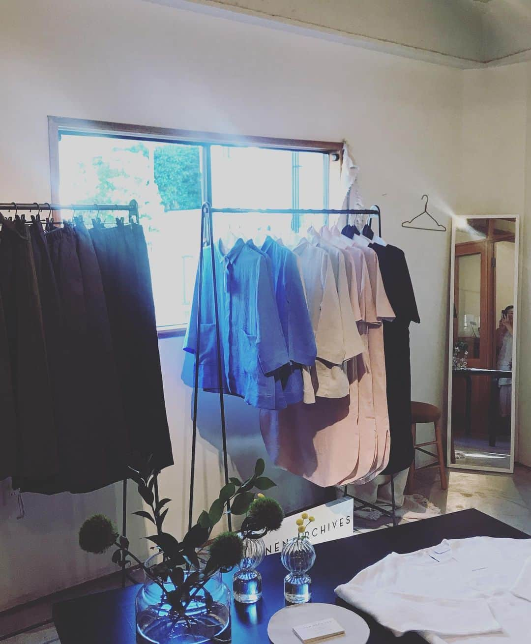 リンネルさんのインスタグラム写真 - (リンネルInstagram)「幡ヶ谷にあるパドラーズコーヒーでやってるLINEN ARCHIVESの展示販売会に行ってきました。フィンランドのブランドで上質なリトアニアリネンを使ったお洋服がずらり。シンプルなシルエットが素敵でした✨👗 まだスタートしたばかりのブランドなので、ここでしか買えないそうです。明日までやってるので、気になる方は是非。 #LINENARCHIVES #サステナブル #パドラーズコーヒー」8月3日 15時53分 - liniere_tkj