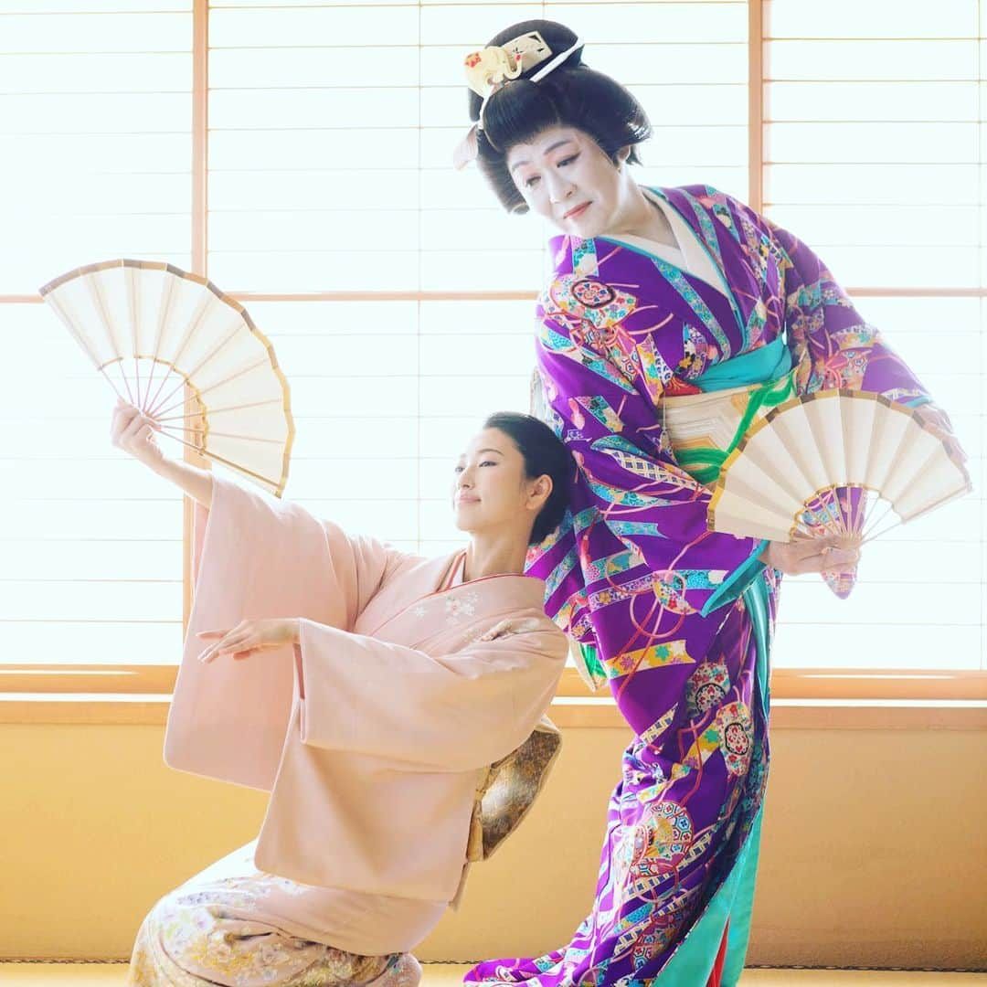 楠本千奈（神野千奈）さんのインスタグラム写真 - (楠本千奈（神野千奈）Instagram)「映画 撮影時のオフショット♪  #映画 #国際映画祭 #着物 #呉服 #kimono #和装 #和物 #日本文化 #日本舞踊 #日舞 #伝統芸能 #扇子 #kimonostyle #japanesegirl #traditionaljapaneseart #japanesegirl #dancer #留袖 #留袖ヘア #japanesemodel #japaneseactress #samurai #history」8月3日 15時59分 - tinakusumoto