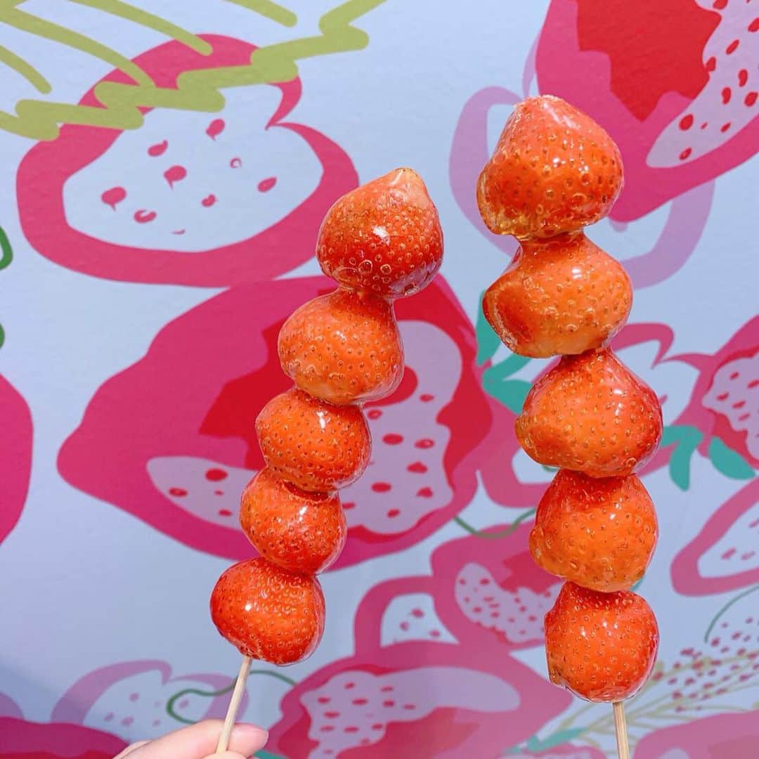 柏元萌華さんのインスタグラム写真 - (柏元萌華Instagram)「🍓🍓🍓﻿ ﻿ 109の#strawberryfetish ﻿ かわいい〜〜 いちご飴がいつでも食べれるように﻿ なった😍❤️﻿ ﻿ 偶々りんなちゃんと会って﻿ 一緒に行ったよ！！﻿ すごい！笑﻿ ﻿ #ストロベリーフェティッシュ#いちご飴#渋谷#109﻿ ﻿ ﻿ ﻿」8月3日 16時01分 - moepiii3_k