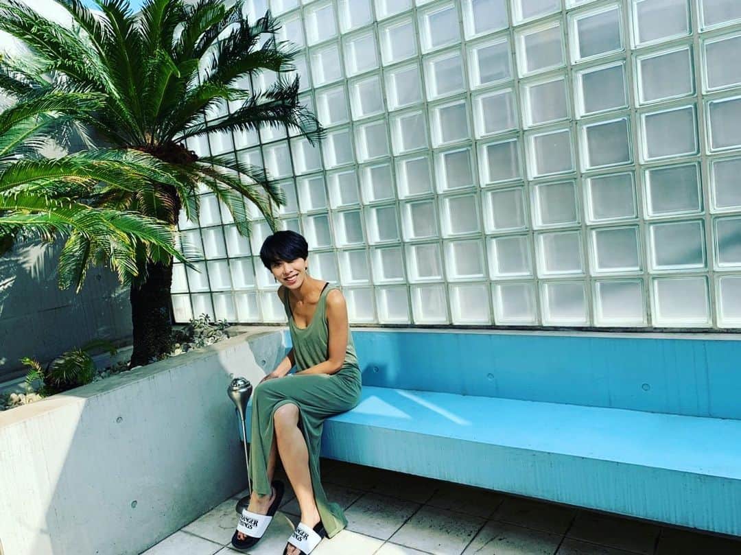LOVEのインスタグラム：「テーマ:南米ホリデイ  サンドイッチ、編集チェック、パインジュース。  Photo by 関和亮 (関さんのムダ遣い)」