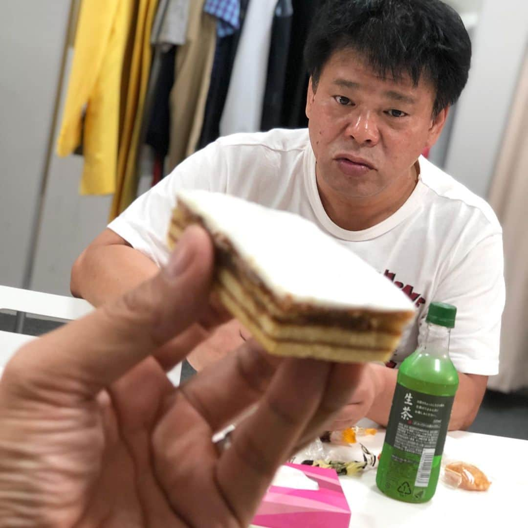 石田靖さんのインスタグラム写真 - (石田靖Instagram)「【キリンビバレッジ×よしもと】 日本中にら笑顔プレゼントキャンペーンで長野県の長野市芸術館で新喜劇😆〜おおきにありがとさんです #日本中に笑顔プレゼントキャンペーン #キリンビバレッジ #キリンビバレッジ新喜劇 #長野県 #長野市芸術館 #新喜劇 #間寛平 #ジミー大西 #2枚目の写真 #花月うどん #きつねうどん #全部きつねうどん #3枚目の写真  #差し入れ #りんご小径 #見つめるジミー大西兄さん #一期一笑  #石田靖」8月3日 16時02分 - yasulog