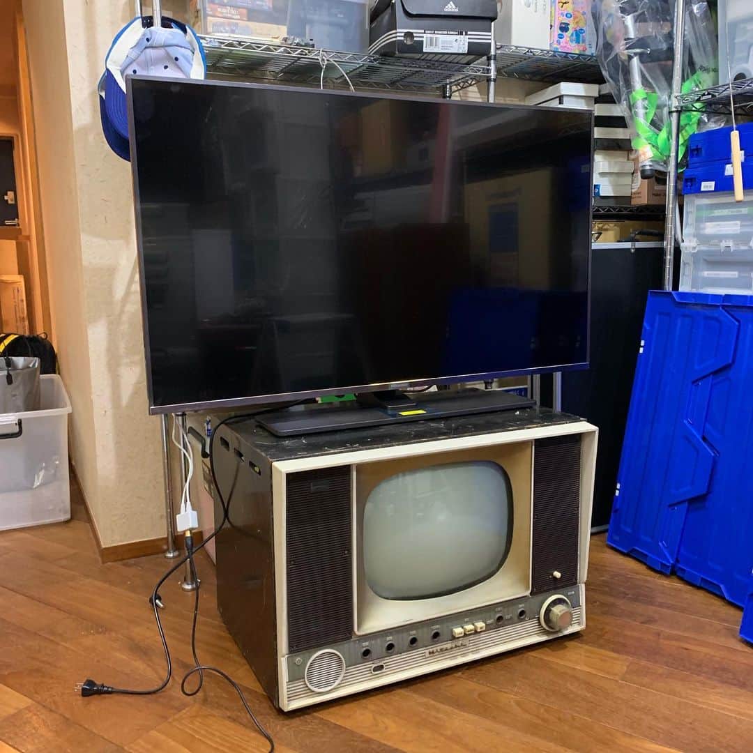 伊集院光のインスタグラム：「新しいテレビとテレビ台。我々ベテランは有望な若手を支える役目になるのです。」