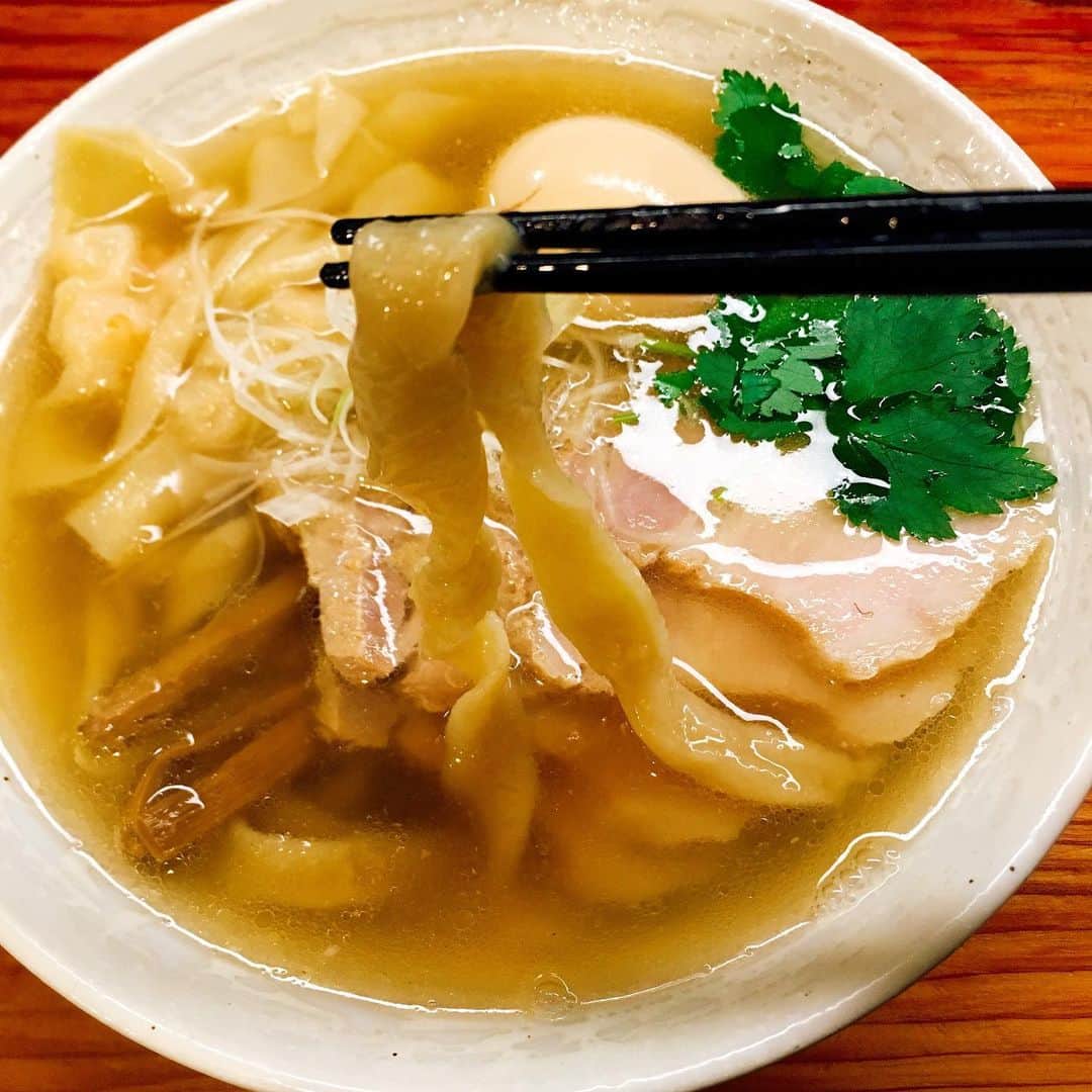 北見寛明のインスタグラム：「なにこれ太すぎじゃない？ #いや麺 #太っ #うまっ #チャラッ #下北沢 #ラーメン #純手打ち麺と未来」