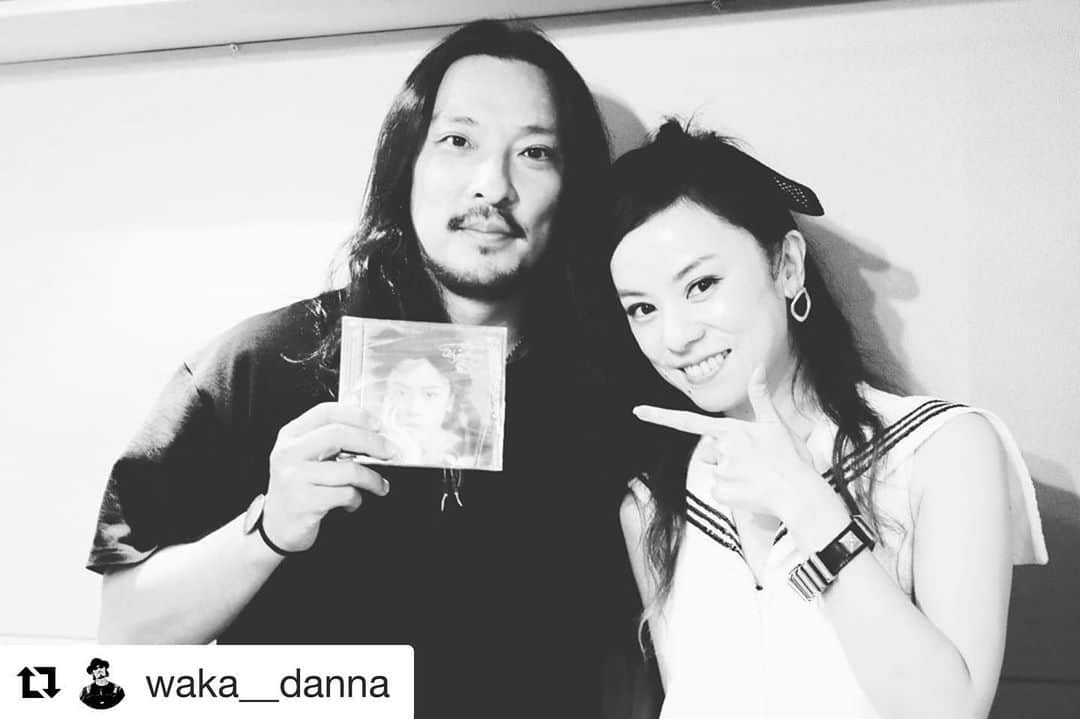 azumiのインスタグラム：「新羅慎二こと湘南乃風 若旦那のラジオに呼んでいただきました！友達とのトークはリラックスし過ぎで話が止まりませんね笑。楽しかった！ダンナありがとう！髪伸びたね笑 #湘南乃風 #若旦那 #新羅慎二 #ワイヨリカ #wyolica  #Repost @waka__danna ・・・ fmcocolo僕らは海峡を渡る8/17のゲストはワイヨリカからあずみちゃんが来てくれました！！ 役者、ソロ、グループを幅広く活動する彼女。とても表現者として優れてます！ 明るくて元気で威勢の良い姉御肌のなかにとても繊細で弱々しい部分が足されてるところがその所以なのでしょうね！ 是非聞いてくださいませませ！」