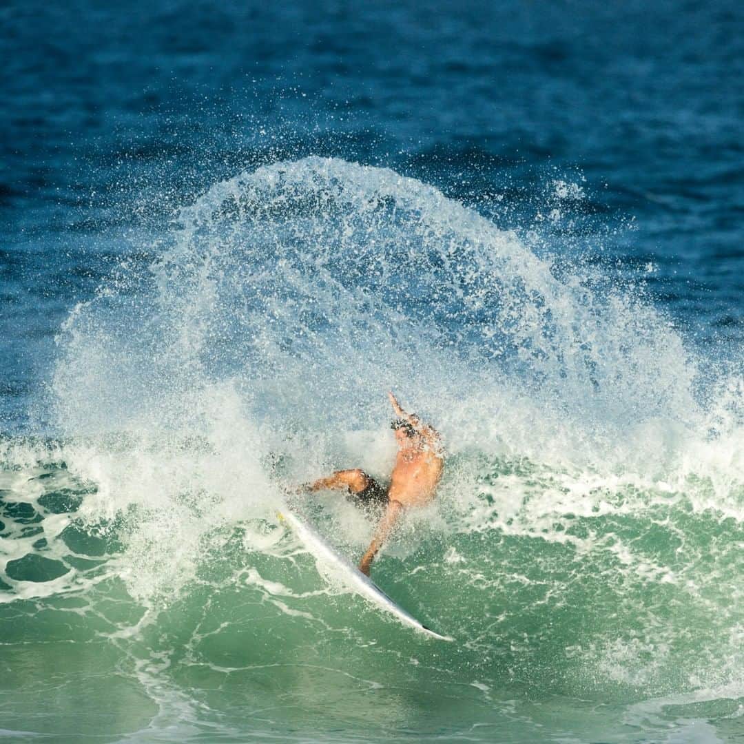 クイックシルバーさんのインスタグラム写真 - (クイックシルバーInstagram)「Surfing makes you more laid back. Just ask @floresjeremy. ⁣ ⁣ 📷 @boskophoto」8月3日 16時08分 - quiksilver