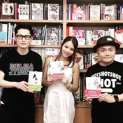 鈴木涼美さんのインスタグラム写真 - (鈴木涼美Instagram)「水道橋博士と始めてお会いしました。何回会ってもいまいち理解できない原カントくんを添えて。 #tv #bsトゥエルビ #水道橋博士 #原カントくん #bookstand」8月3日 16時16分 - suzumisuzuki