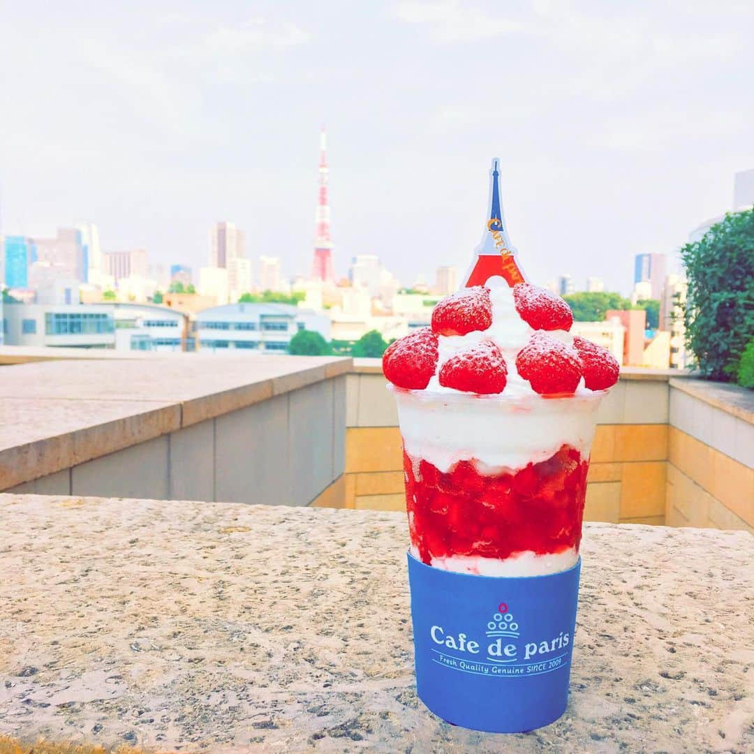 antenna* officialのインスタグラム：「今日も暑いですね🥵﻿ そんなとき食べたくなるのは#ひんやりスイーツ 🍨﻿ ﻿ #六本木ヒルズ にある#cafedeparis では映える&フルーツをふんだんに使った「ボンボン」が味わえます💕写真は限定の「サマーストロベリーボンボン」🍓9月1日までの限定ショップなので急いで💨﻿ ﻿ 毎月異なるテーマでお届けする#antenna_jp のInstagram、8月は「#ひんやりスイーツ 」をご紹介します🍨次回もお楽しみに！ ﻿ ﻿ -------------------﻿ antenna* は、グルメ・イベント・旅行・ファッション・ライフスタイルなど、トレンド情報が満載のキュレーションアプリ！ 「おでかけ」チャンネルのマガジン「カフェとパンとスイーツと」では、いま行きたいスイーツのお店をご紹介しています🍹 --------------------﻿」