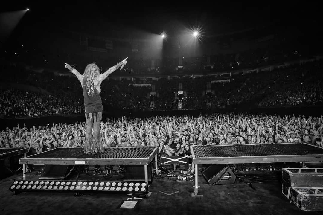 のインスタグラム：「Big thanks to all 14,000 of you Portland fiends for a killer night! 🔥#robzombie #portlandoregon #robfennphotography」