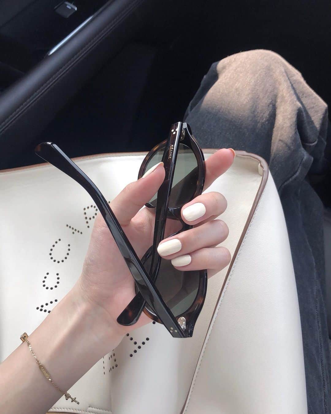 のインスタグラム：「new selfnail  久しぶりの真っ白ネイル ✋🏻🥚 夏の気分にぴったり ♡ #ai_selfnail  sunglass @celine bracelet @chloe bag @stellamccartney  #ai_fashion #selfnail #whitenail #manicure」
