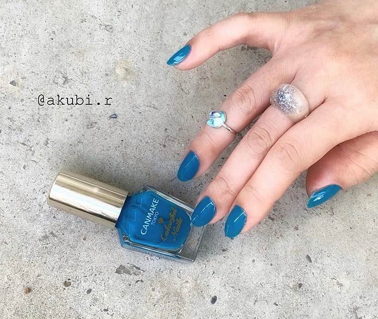 Locariのインスタグラム：「キャンメイクの限定色 N37で指先までおしゃれに♡ ターコイズブルーのネイルとクリアリングで夏らしい印象を演出！ . . . ぜひ　@akubi.r さんのセルフネイルを参考にしてみてください♡ . . #ネイル #ネイルデザイン #夏ネイル #ネイルアート #ニュアンスネイル #大人ネイル #セルフネイル #シンプルネイル #個性派ネイル #オフィスネイル #ショートネイル #ネイル好きな人と繋がりたい #クリアネイル #トレンドネイル #ネイルケア #天然石ネイル #ワンカラーネイル #キラキラネイル #おしゃれネイル」