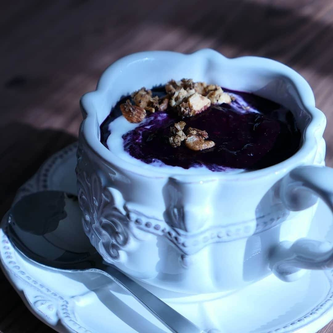 レイチェル・クーさんのインスタグラム写真 - (レイチェル・クーInstagram)「Now here's a refreshing little number to cool you down on these hot summer days ☀️: my blueberry soup 🥣 with caramelised nut clusters from #TheLittleSwedishKitchen 🇸🇪 Thanks for sharing your pic @harapekoeriko 🙏 . . . . . . . #RachelKhoo #soup #bluberries #BlueberrySoup #summerrecipe #recipe #littleswedishkitchen #cooking」8月3日 16時30分 - rachelkhooks