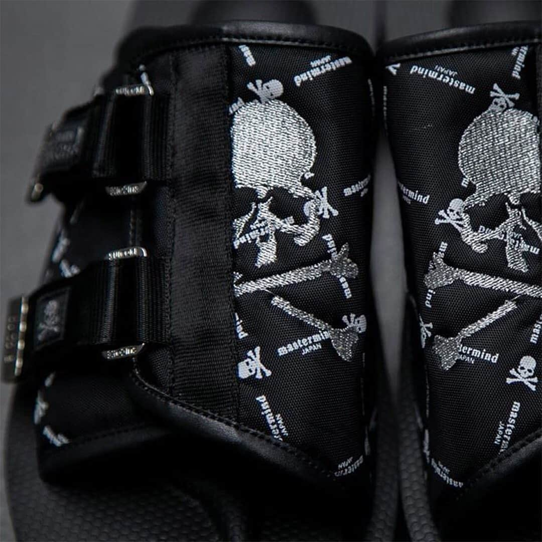 HYPEBEASTさんのインスタグラム写真 - (HYPEBEASTInstagram)「@hypebeastkicks: @suicoke_official and @mastermindjapan_official have come together once again for their seventh collaborative release. Repurposing the KAW silhouette, mastermind has given the slide sandal another logo-heavy makeover, emblazoning the understated shoe in black shades to emphasize its signature branding. Expect them to hit Suicoke’s international sites on August 9.⁠⠀ Photo: Suicoke」8月3日 16時42分 - hypebeast