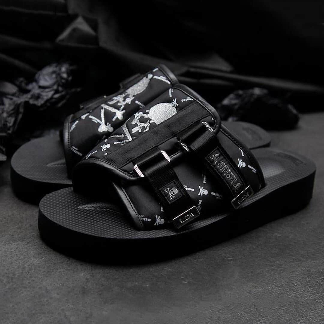 HYPEBEASTさんのインスタグラム写真 - (HYPEBEASTInstagram)「@hypebeastkicks: @suicoke_official and @mastermindjapan_official have come together once again for their seventh collaborative release. Repurposing the KAW silhouette, mastermind has given the slide sandal another logo-heavy makeover, emblazoning the understated shoe in black shades to emphasize its signature branding. Expect them to hit Suicoke’s international sites on August 9.⁠⠀ Photo: Suicoke」8月3日 16時42分 - hypebeast