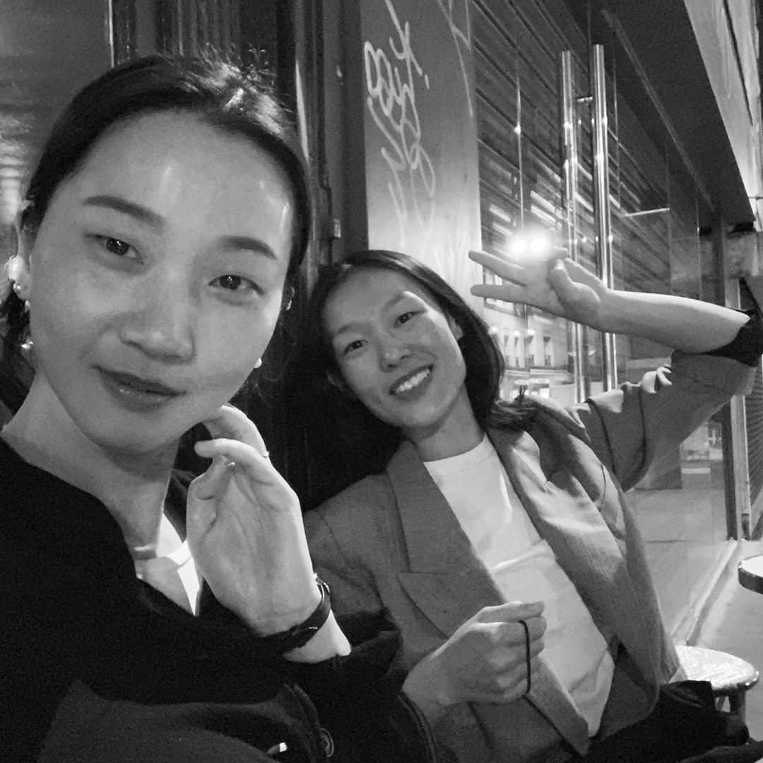 チャン・ユンジュのインスタグラム：「이번 파리에서 가장 많은 시간을 함께 보낸. 모델 후배 정혜선. @s.e.o.n_j  지금은 파리에서 에디터로 활동중인 그녀는.  불어를 전공하고. 파리가 좋아. 잠시 여행 왔다가.  아예 이곳으로 모든 생활을 옮겨온 친구다.  영화 미학을 파리에서 공부하고. 지금은 etudes 디자이너 제레미와 결혼을 해. 누구보다 멋지게 파리의 삶을 누리고 있는 파리지앵 혜선이.  나와 우리 가족 모두에게 많은 영감을 주고  친절을 베푼 그녀에게 감사를 전한다. 💋❤️🌹🙏🏻」