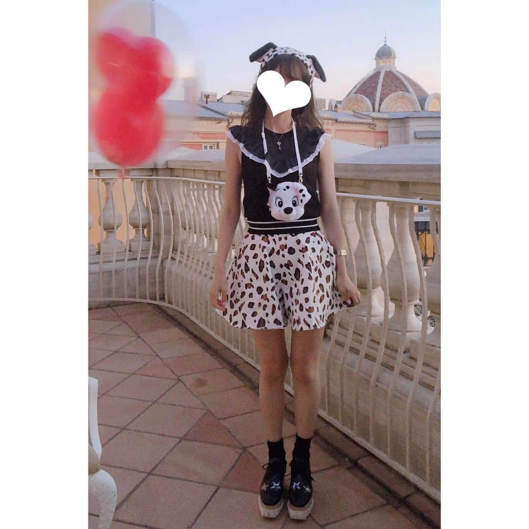 おまみさんのインスタグラム写真 - (おまみInstagram)「＊﻿ ＊﻿ Disney coordinate 。♡﻿ ﻿ tops:﻿aliceandolivia pants:﻿honeymihoney shoes:﻿stellamccartney ﻿ ﻿ 101匹わんちゃんコーデ 。♡﻿ ﻿ ﻿ #coordinate #code #outfit #ootd #wear #fashion #honeymihoney #stellamccartney #aliceandolivia #disney #disneycode #dalmatiancode #disneysea #コーディネート #コーデ #コーデ記録 #ファッション #ファッションコーデ #おまみ服 #アリスアンドオリビア #ハニーミーハニー #ステラマッカートニー #ディズニーコーデ #101匹わんちゃんコーデ #ディズニー #ディズニーシー #ダルメシアンコーデ #101匹わんちゃん #101匹わんちゃんバウンド #stellamccartneyshoes」8月3日 22時12分 - 0mm157