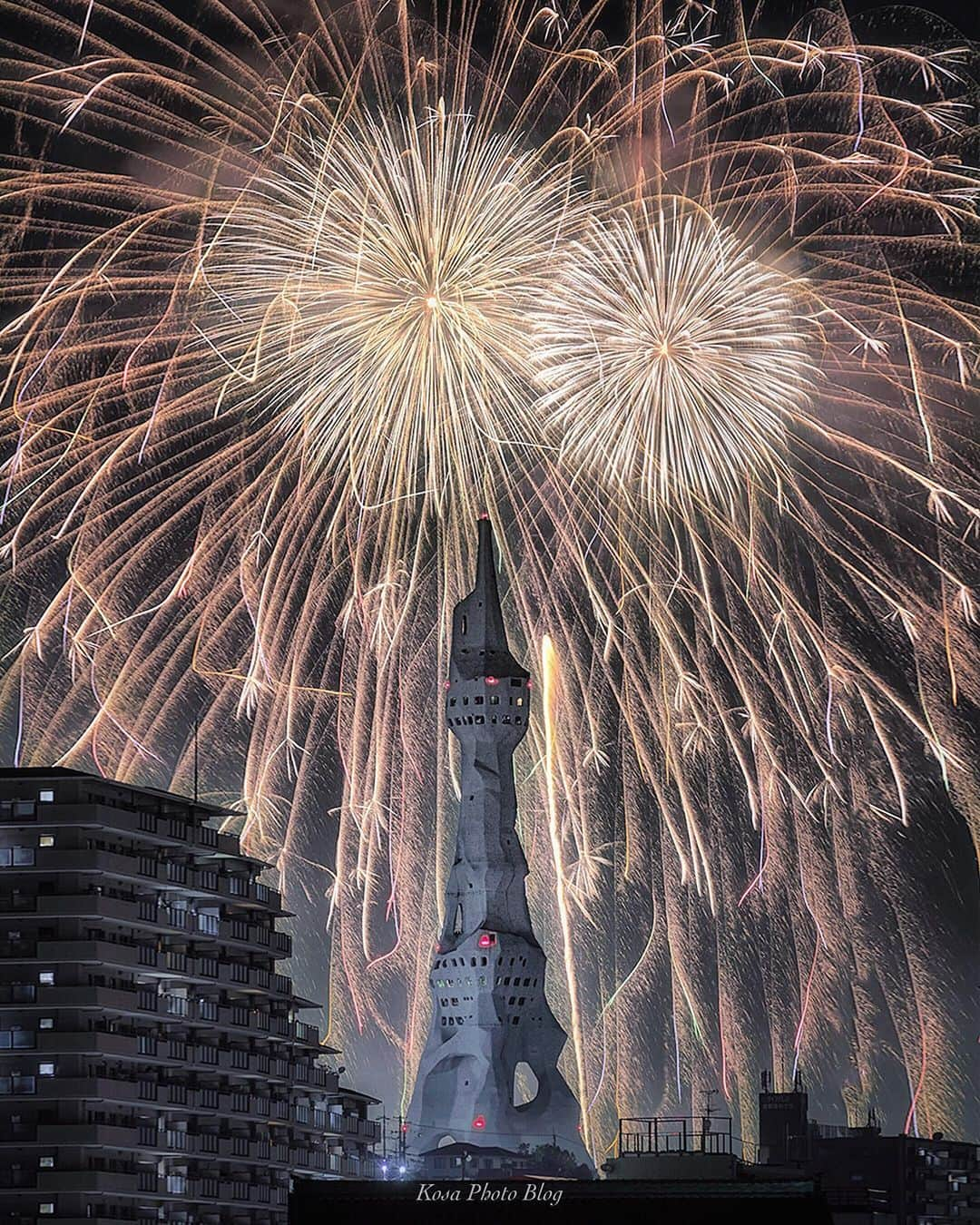 コサさんのインスタグラム写真 - (コサInstagram)「塔の上に魔法のような花火が上がってくれました👍 今年はいい位置にいい玉が上がってくれて良かった😆 . Location:大阪 Osaka / Japan Data:2019.8/1 . #花火 #PL花火大会 #PL花火 #PLの塔 #sorakataphoto #light_nikon #s_shot_花火2019 #colore_de_saison #広がり同盟メンバー #japan_of_insta #花火のセカイ2019 #apj_僕らの夏休み2019 #fireworks_jpn #team_jp_夏色2019 #special_spot_member #IGersJP #kf_gallery_vip #Rox_Captures #beautifuldestinations #photo_travelers  #night_captures #ADDICTED_TO_NIGHTS #colors_of_day #igs_world #ig_myshot #longexpoelite #hello_worldpics #wounderful_places #raw_japan #jalan_travel」8月3日 16時42分 - kosa_photo