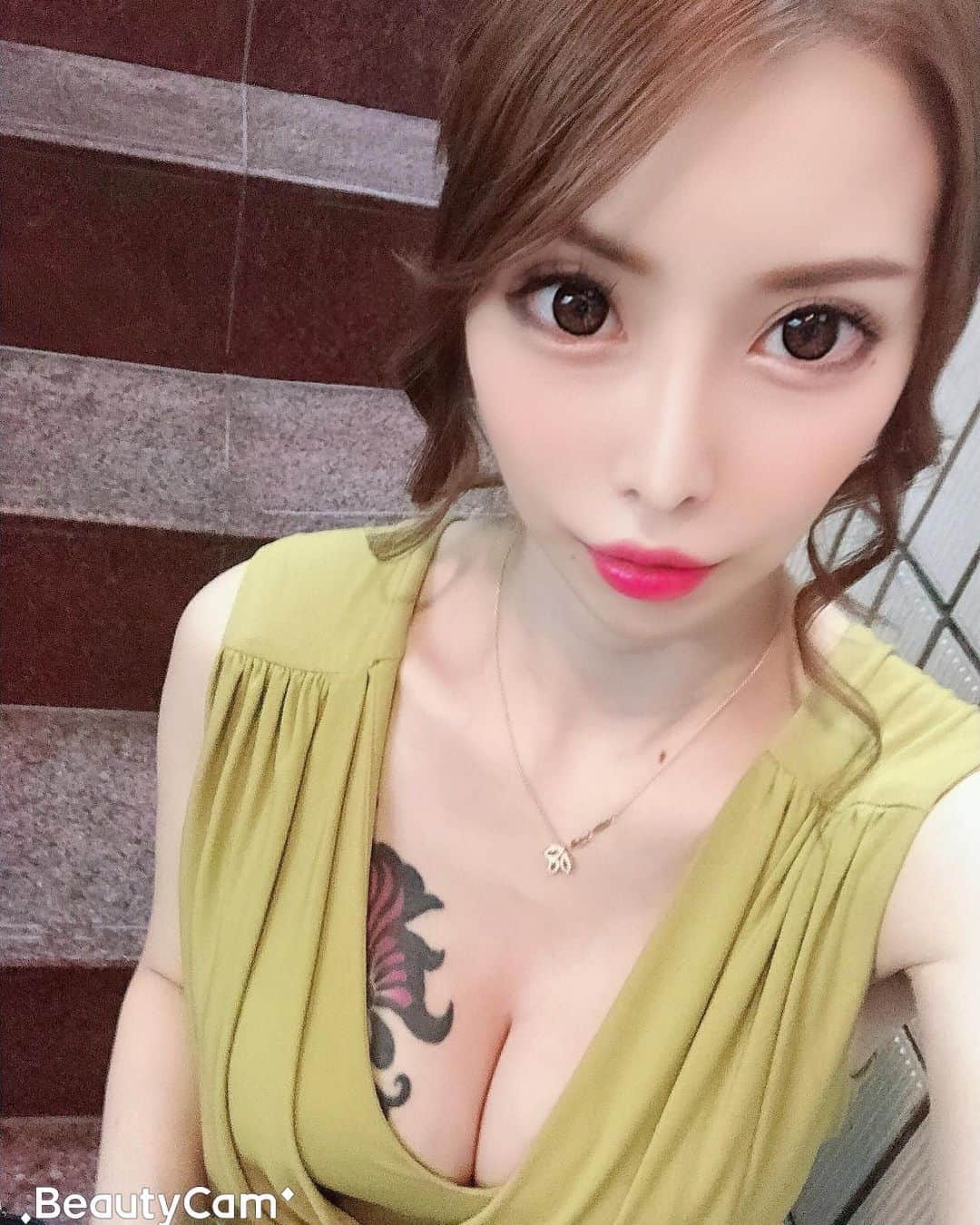 高橋沙弥華のインスタグラム：「日傘必須すぎる☀️☀️ 日焼けすると赤くなって痛いから気をつけねば☀️☀️💦 皮膚科の薬塗ったら湿疹すぐ治ったし良かった😊  今週最後の出勤頑張ろー❣️ #日焼け対策 #美肌 #美白 #日傘 #皮膚科 #美容クリニック #クリーム #湿疹 #今週ラスト１日頑張ろう #暑すぎる #ツリメ #makeup #summer」