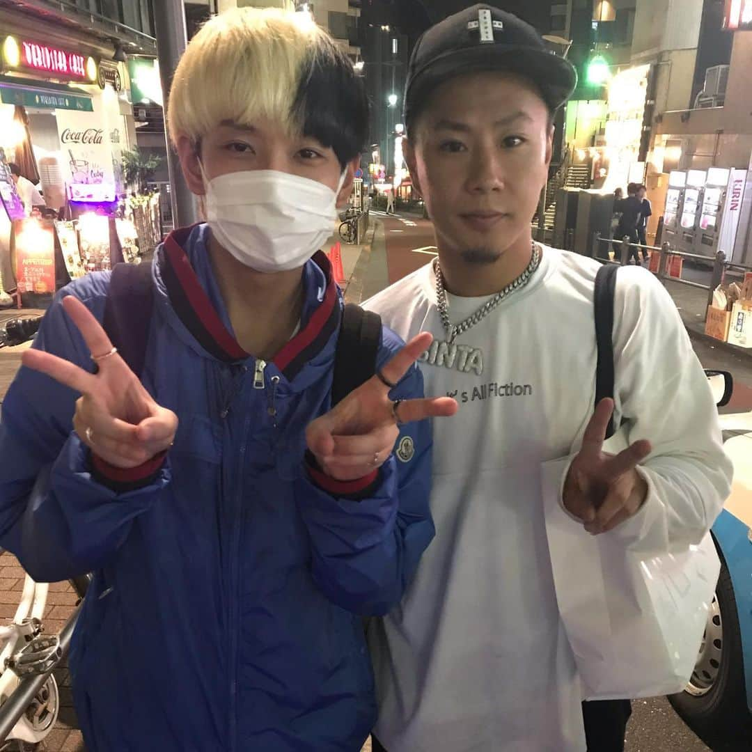 Hikaru（ヒカル）さんのインスタグラム写真 - (Hikaru（ヒカル）Instagram)「世界的に有名なラッパーっぽい雰囲気を醸し出しているラスカル並みの知能を持つ銀太さんと寿司食べました。  美味しゅうございました。」8月3日 16時56分 - tadanokarisuma