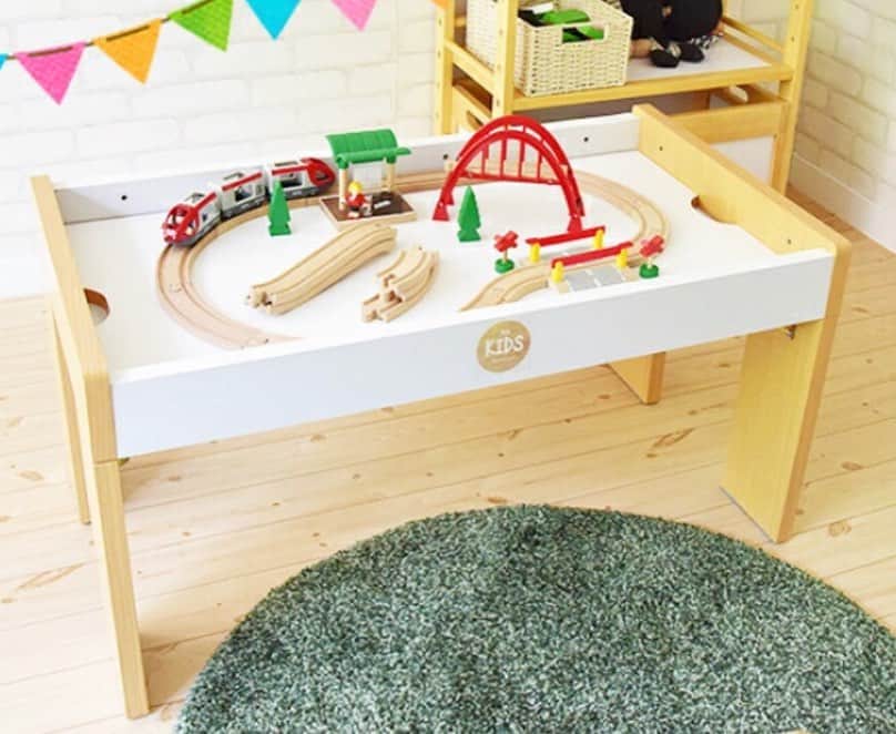 kidzoo+のインスタグラム：「キッズプレイテーブルです。レール遊び、ブロック遊び、お絵描きやお勉強におすすめです。 天板は表裏でホワイト調と木目調でリバーシブルになっています。使用しないときは脚部を畳んでスッキリ収納できます。 【Kidzoo(キッズーシリーズ)ラック+おもちゃ箱計2点セット】  商品の詳細はプロフィールのURLからご覧いただけます！ ☛ @kidzooplus  #kidzoo #kidzooplus #名古屋市名東区 #テーブル #プレイテーブル #子供部屋 #子供用家具 #木製家具 #シンプル #折りたたみテーブル #子供部屋インテリア」