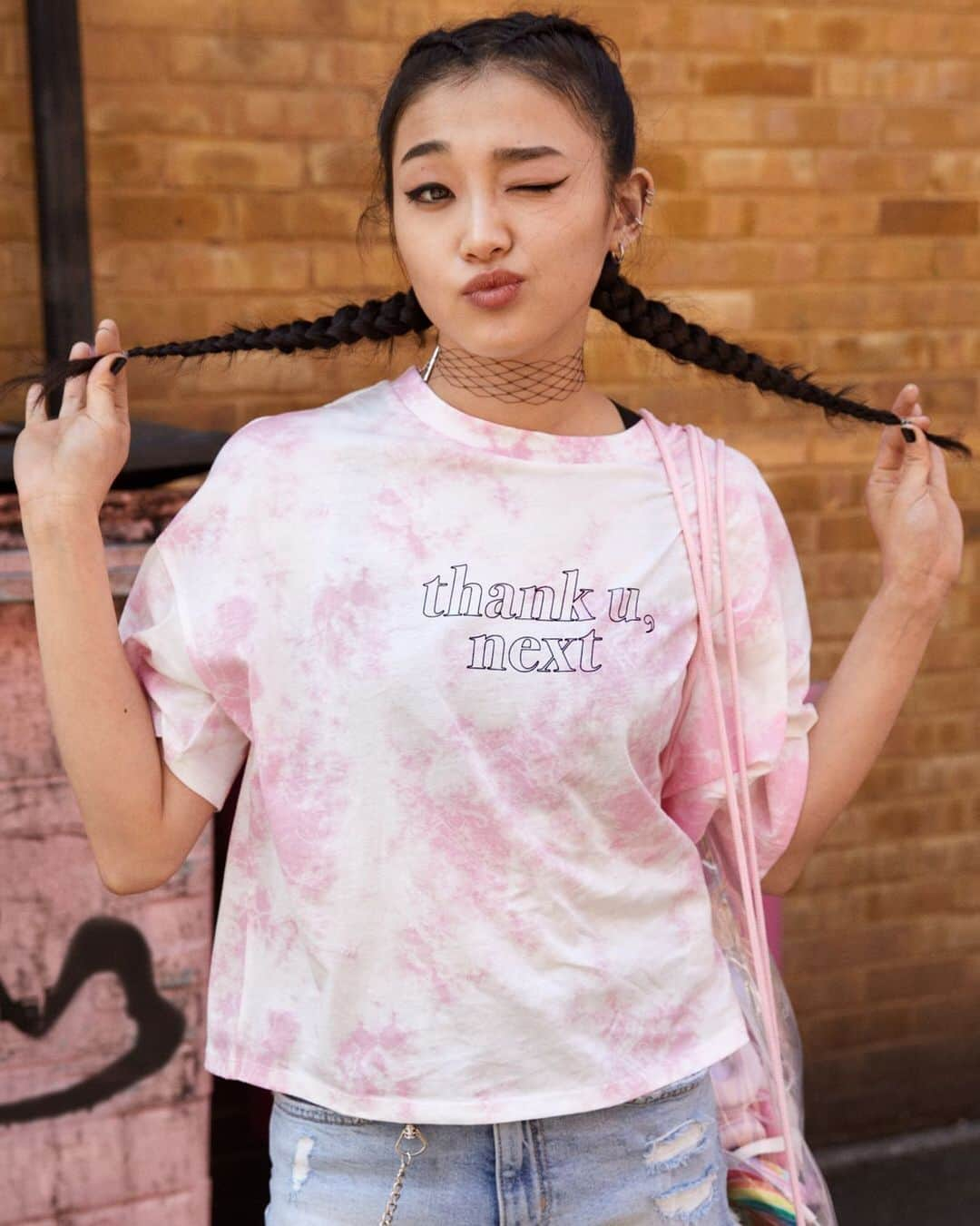 H&Mさんのインスタグラム写真 - (H&MInstagram)「thank u, next. 💅 You haven't missed out on our exclusive merch collection, have you? Out now! #HM #thankunext  T-shirt: 0785719001  Short denim shorts: 0490113015 Bag: 0798110005」8月3日 17時01分 - hm