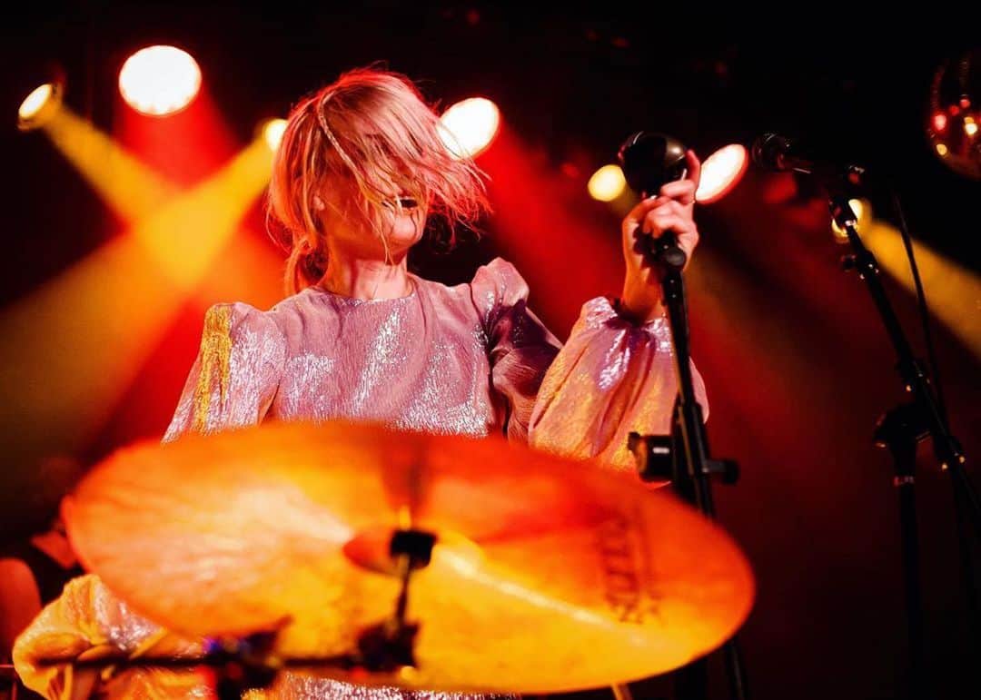 のインスタグラム：「thank you LA ♥️♥️♥️ I’m too tired to say how great it was to play this city with such a warm welcome but i think you know. we ♥️♥️♥️ u.  Thank you @moroccanlounge 🙏🏻🙏🏻 @missgiamakeup 🌸🌸🌸@Leithclark @thevampireswife photo @jus10h」