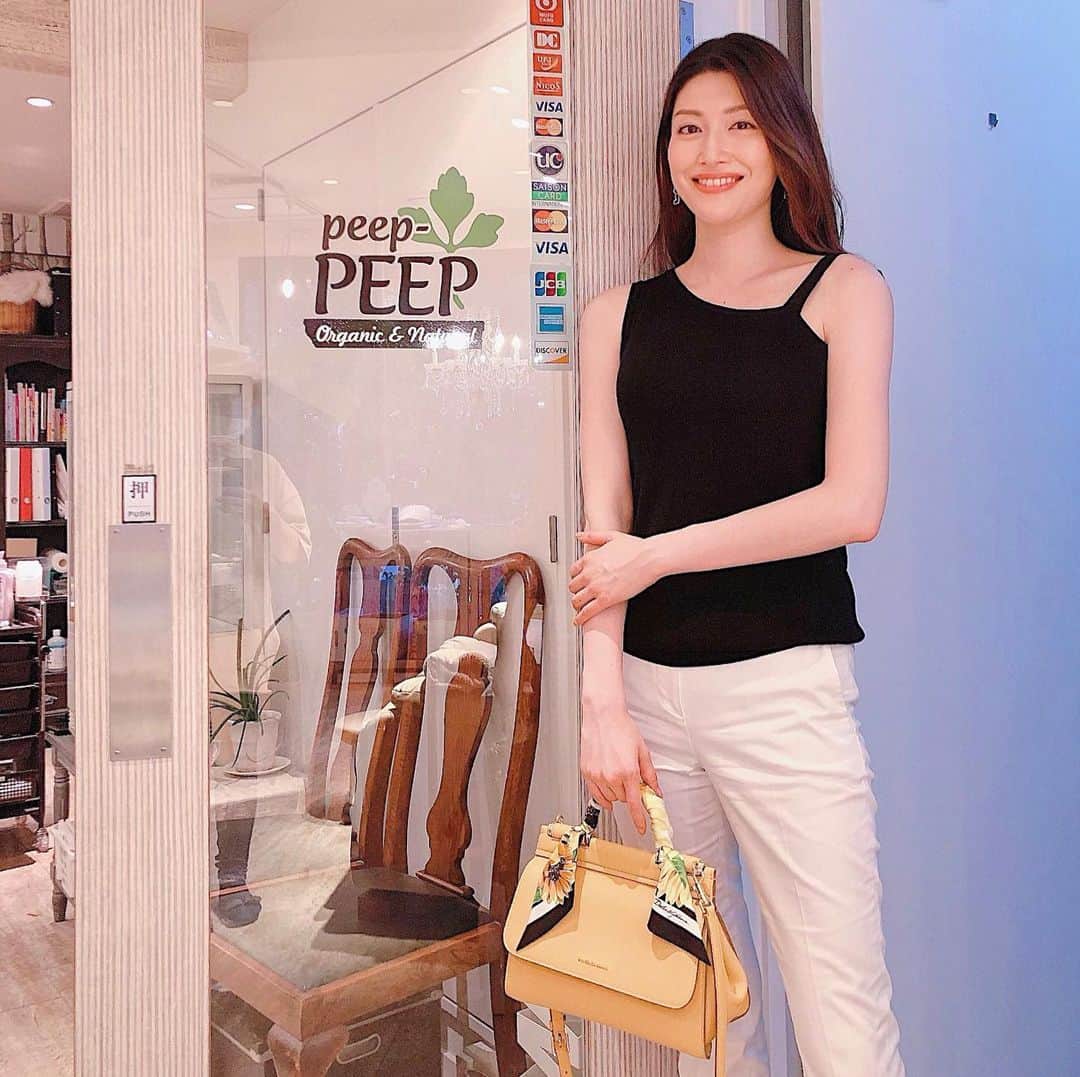櫻井麻美のインスタグラム：「ネイルをスムージー色にしました💚 （物は言いよう😂）宝石のように輝く地球のようなブルーの見本をグリーンにアレンジ☺️ ・ ・ @nailspeeppeep  #グリーンネイル #宝石ネイル #夏だから 珍しくフットがお得な #フットネイルキャンペーン中  でした💅 8/31まで #白金台 #サンダルたくさん履きたい」