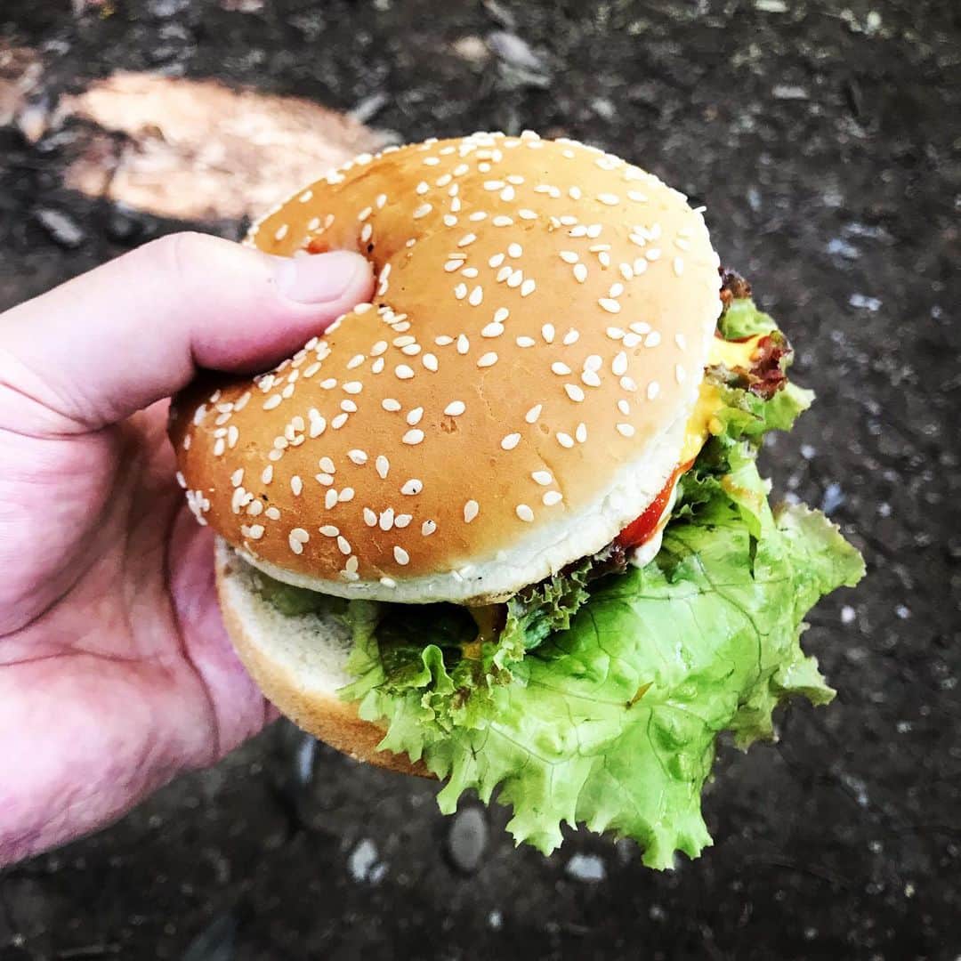 のインスタグラム：「ドラマの打ち上げ、バーベキュー🍺 監督自ら焼いてくださったお肉、美味‼︎ 最後はハンバーガーでシメ🍔」