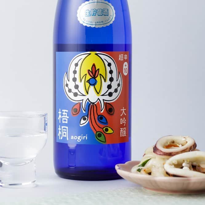 KURAND@日本酒飲み放題さんのインスタグラム写真 - (KURAND@日本酒飲み放題Instagram)「日本酒好きの方々の止まり木のような場所になってほしいという思いで誕生した「梧桐（アオギリ）」は大吟醸らしい美しい香りと米の旨み、そして超辛口のすっきりとした味わいを表現した高品質な日本酒です。﻿ ﻿ 円熟した生酒のニュアンスも持ちながら、季節感あるフレッシュな味わいも楽しめる辛口のお酒です🍶﻿ ﻿ ------------------------﻿ ﻿ KURANDでは「お酒のある暮らし」をテーマに写真をシェアしてます。﻿ ﻿ お酒の詳細やお買い物は @kurand_info プロフィールのリンクから公式HPからどうぞ。﻿ ﻿ #KURAND #クランド #kurandsakemarket #クランドサケマーケット #日本酒女子🍶 #日本酒バー #日本酒飲み放題 #日本酒居酒屋 #sakegram #sakestagram #sakebar #welovesake #梧桐 #秀鳳酒造場 #山形の酒 #山形市の日本酒 #秀鳳 #日本酒が好き #生酒❗ #日本酒love #美味しいお酒 #鳳凰 #日本酒女子 #地酒専門店 #地酒で乾杯 #地酒飲み放題 #酒は純米燗ならなお良し #日本酒らぶ #日本酒が好き」8月3日 17時11分 - kurand_info