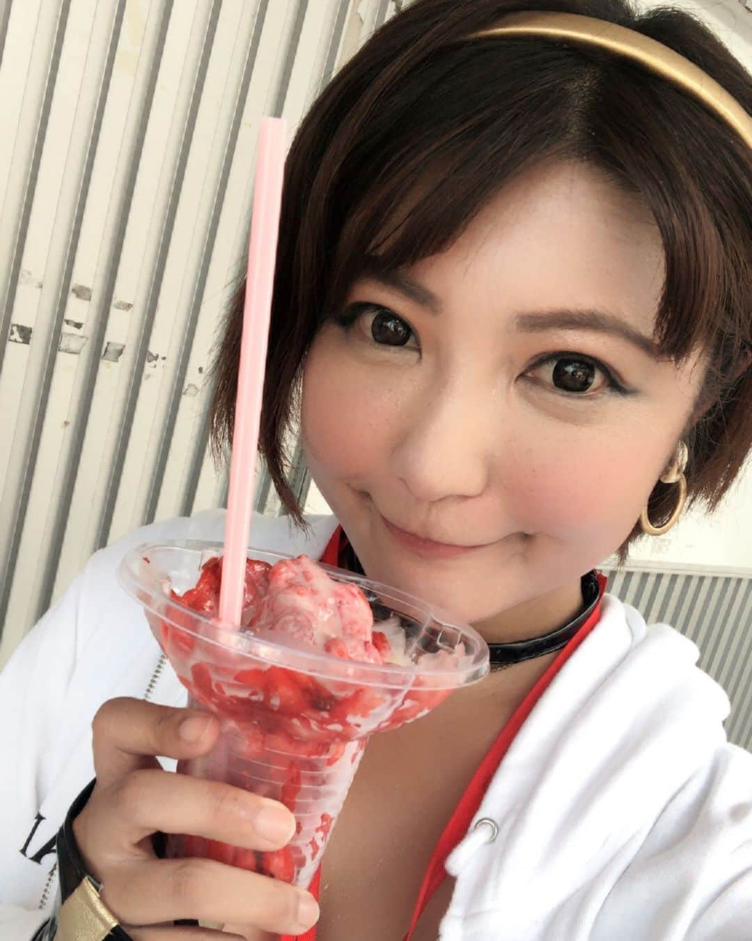 今村知可さんのインスタグラム写真 - (今村知可Instagram)「いちごけずり🍓 ★ チャンネル登録よろしくお願いします💖  youtu.be/ouz0JrYoBKM  #BuzzVideo は share.buzzvideo.com/s/Rmvksd ★twitter @chikalanguage  #いちごけずり #fujispeedway #レースクイーン #レースクイーン写真部 #summer #hotday #supergt #runup #runupsport #tomeisports #japanesegirl #レース好きな人と繋がりたい #insta #instalove #sweet #かき氷 #いちごけずり #いちご」8月3日 17時14分 - chikalanguage