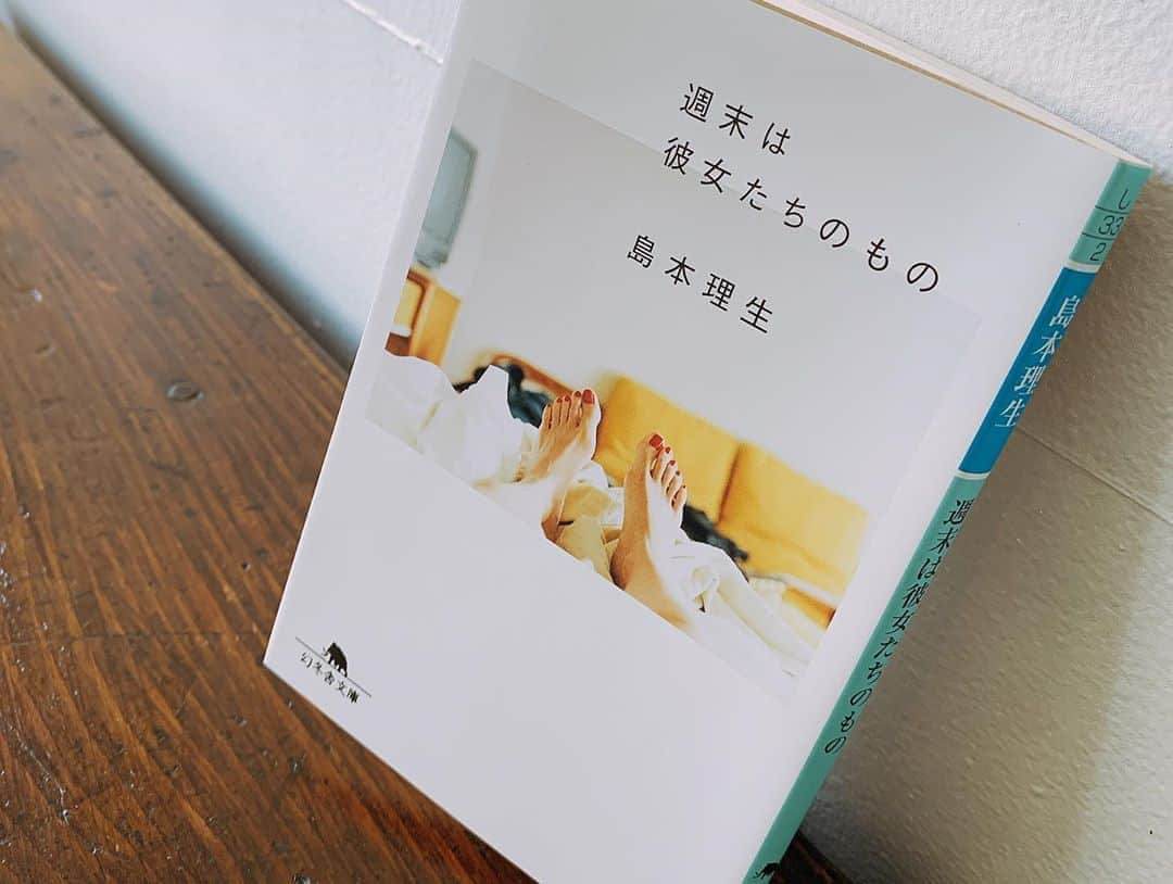 大友花恋さんのインスタグラム写真 - (大友花恋Instagram)「恋がしたくて読んだのか、読んだから恋がしたいのか。 まるでSNSの投稿のように、軽やかで読みやすい文。そんな文に、こんなにも恋心が詰まっているなんて。 ランチを待っている間に読みきっていました。 そのあと食べたサラダの味が濃くなりました。 #週末は彼女たちのもの #ハナコイ図書室 #先週に引き続き #今夜の#新shock感#にも出演します #ぜひご覧ください」8月3日 17時19分 - karen_otomo