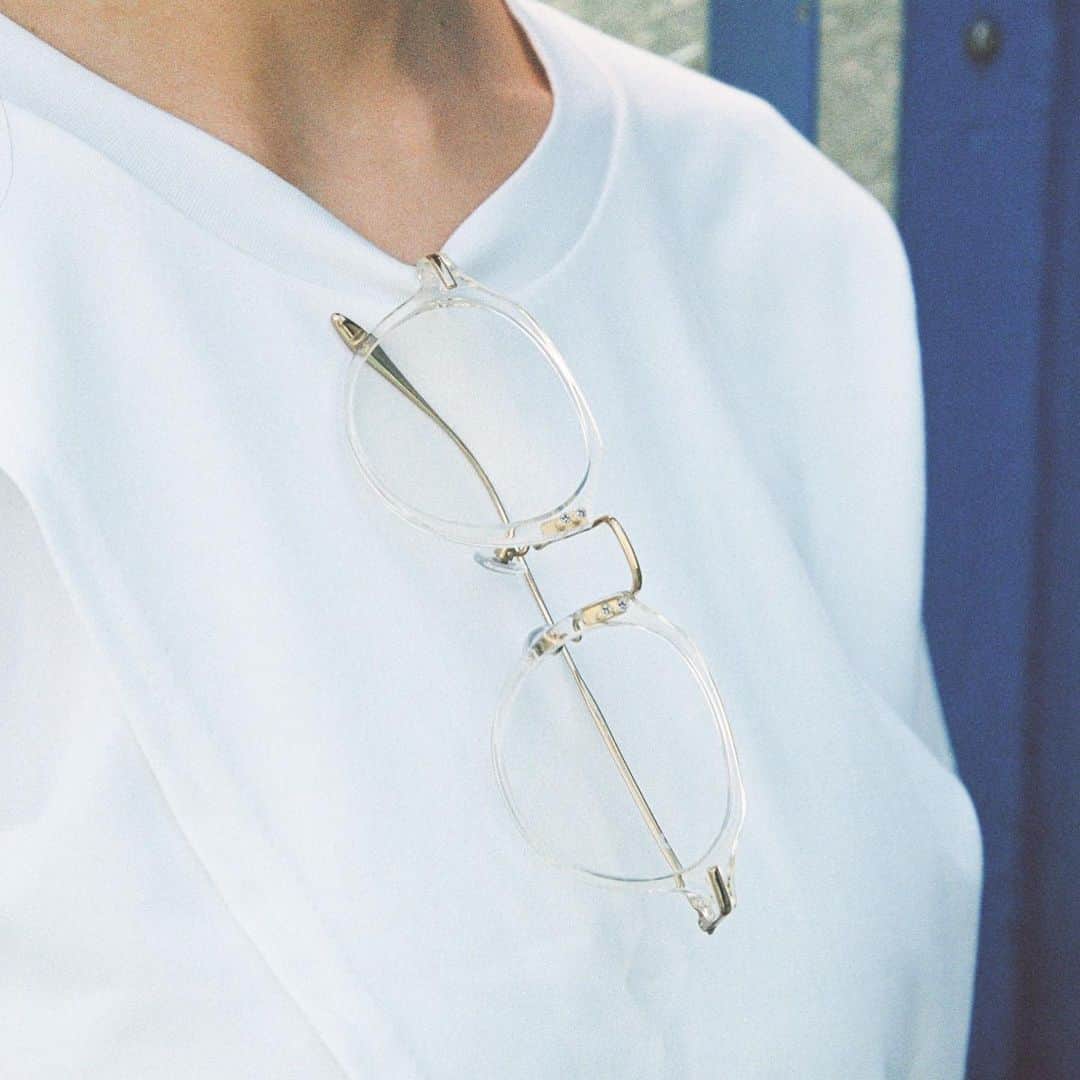 Zoff Officialのインスタグラム：「Zoff CLASSIC(ゾフ クラシック) / ZF191003-50A1 Model @0904.erika トレンドのクリアメガネは、細部に採用されたゴールド素材とのコントラストがアクセントに。いつものスタイリングを今年らしくまとめてくれる万能アイテムです。 #Zoff #FASHION #eyewearstyle #メガネ #ゾフ #Zoffコーデ」