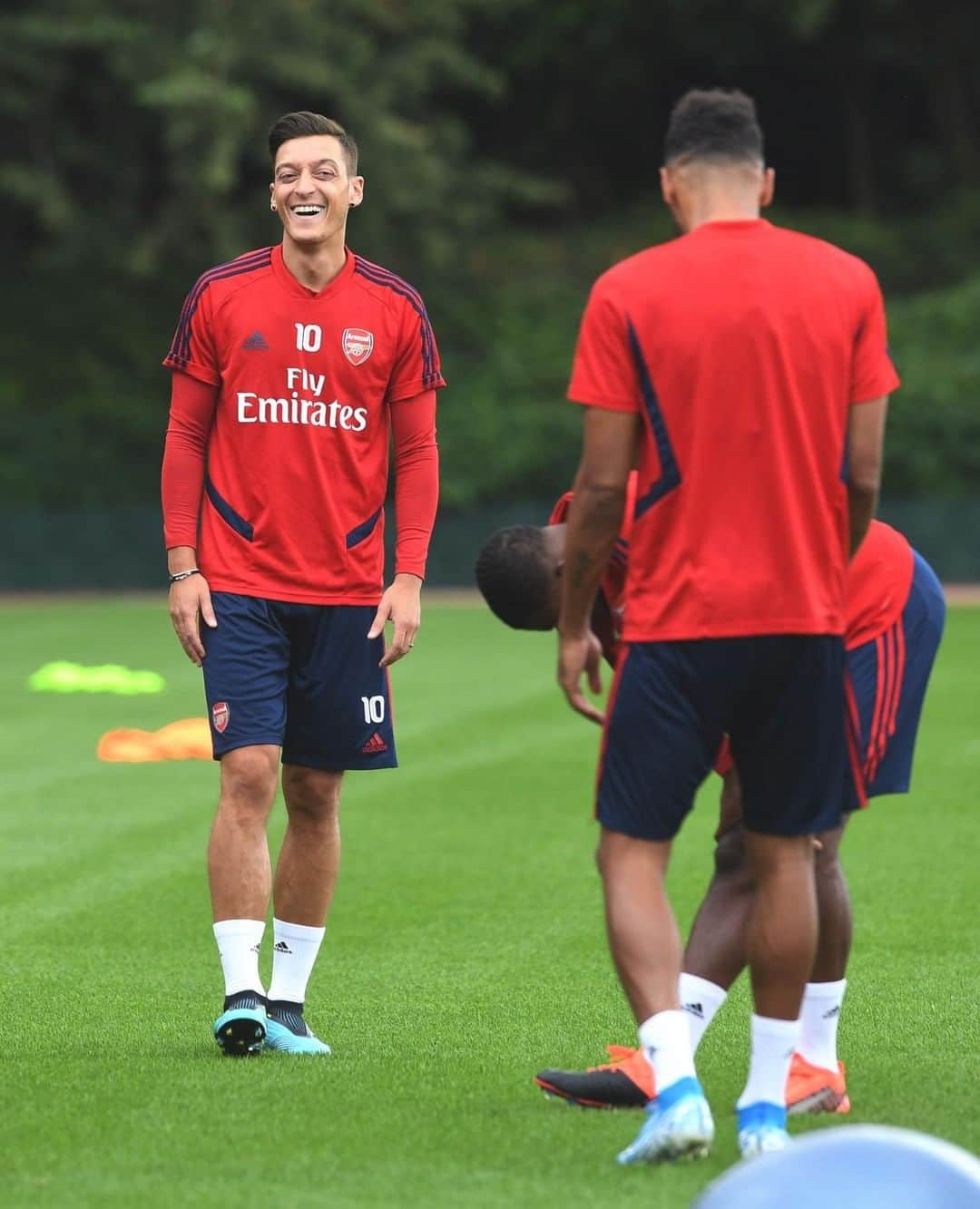 アーセナルFCさんのインスタグラム写真 - (アーセナルFCInstagram)「Weekend smiles 😁⁠ ⁠ #Ozil #Arsenal #preseason #AFC #M1Ö #Özil」8月3日 17時20分 - arsenal