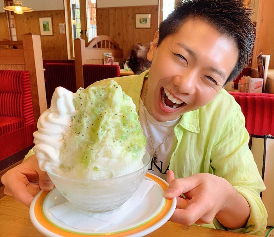 上坂嵩さんのインスタグラム写真 - (上坂嵩Instagram)「#キウイかき氷 🥝ドーン！﻿﻿﻿ ソフトクリームと練乳をトッピング！﻿ ﻿ 白と黄緑。シャツとお揃いになりました😋﻿ ﻿﻿ ﻿﻿ #コメダ #コメダ珈琲 #かき氷 #キウイカラー﻿﻿ #メーテレ #ドデスカ #アナウンサー #上坂嵩」8月3日 17時22分 - takashi_uesaka_nbn