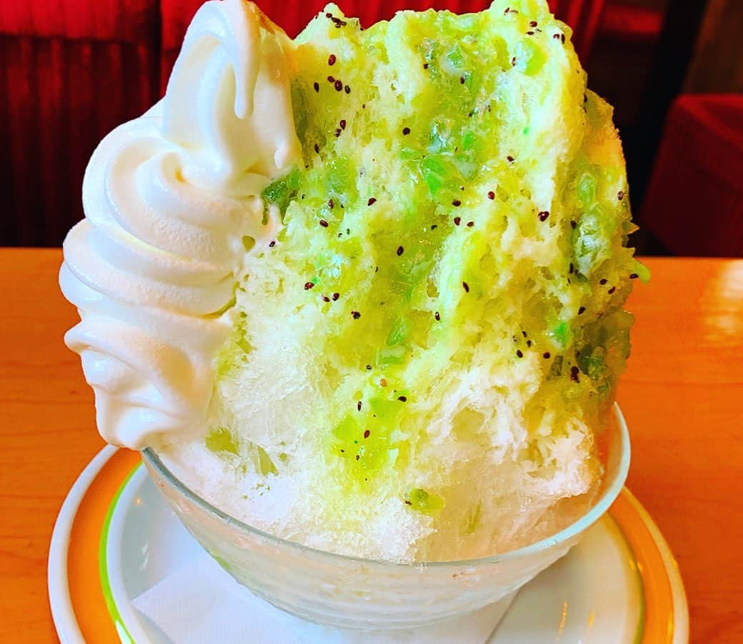 上坂嵩さんのインスタグラム写真 - (上坂嵩Instagram)「#キウイかき氷 🥝ドーン！﻿﻿﻿ ソフトクリームと練乳をトッピング！﻿ ﻿ 白と黄緑。シャツとお揃いになりました😋﻿ ﻿﻿ ﻿﻿ #コメダ #コメダ珈琲 #かき氷 #キウイカラー﻿﻿ #メーテレ #ドデスカ #アナウンサー #上坂嵩」8月3日 17時22分 - takashi_uesaka_nbn