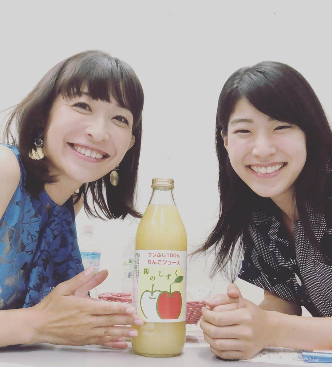 小野真弓さんのインスタグラム写真 - (小野真弓Instagram)「くみちゃんに、りんごジュース頂きました🍎暑い中、リュックに入れて背負ってきてくれました😂✨大事に飲みます🍹✨けっこうな重量だよぉ😲感謝！ #佐藤玖美 ちゃん#小野真弓 #熱血bosotv #18時05分から#生放送」8月3日 17時22分 - hanaharuaroi