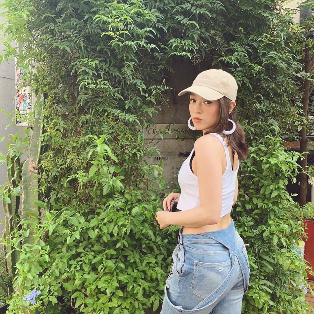 のインスタグラム：「・ ・  正直ずっとずーーっと迷ってたんだけど、、 ここ数年にあった未練が残ってたことや、色んなことがうまくいかなくてモヤモヤが膨らんでく苦しさ  不安に押し潰されそうになって ウジウジしてる自分自身が本当に嫌で嫌で 本気でサヨナラしたくて  ちょっともったいなかったけど 思い切って長い間連れ添ったロングヘアに サヨナラしました！！ 切ったらもうなんだかビックリするくらい 気持ちが楽になって  髪に想いは宿るって聞いた事あるんだけど、 なんか本当にイイ意味で悪いマインドが一気に スーってなくなった感じ✨👍 髪を切ってからなんだか 全てが楽しいの🌻  人生やっぱり最後の勇気の1歩で全てが変わるわ  そしてどんどん短くしたくなりそうな予感🤭 素敵な人にも出会えそうな予感🧡  人生1度きり 誰もが主役 最高のシナリオを描こう  何事も楽しんでいこう🌈✨ ・ みんなの幸せを祈りながら Be Happy!! ・ ・ ・ ヘアは @so.tkg_5  大ちゃんにやってもらったよ✨✂︎ Thankyou!! ・ ・ #newhair #newstart #feelsogood  #behappy」