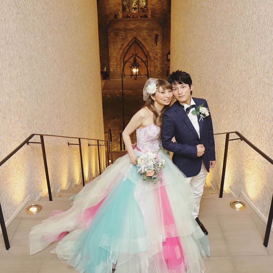 ホテルモントレウェディング【公式】 のインスタグラム：「♥ ￣￣￣￣￣￣￣￣￣￣ @montereyweddingをフォローして 『 #モントレ花嫁 』『 #ホテルモントレ』の タグをつけて投稿してくださいね＊*. . ホテルモントレ グラスミア大阪 @grasmereosaka.weddingの #卒花嫁 @km_815さまより 素敵なお写真をリグラムさせていただきました！ ・ チャペル前の階段での1枚✧ ナイトウェディングの雰囲気も 華やかなドレスでぱっと明るく❁* ・ ◆ホテルモントレ公式HPはこちら* https://www.monterey-wedding.jp ・ #モントレ #モントレ花婿 #プレ花嫁 #卒花 #marry花嫁 #dressy花嫁 #farnyレポ #プラコレ ﻿#maricuru #dressy花嫁 #日本中のプレ花嫁さんと繋がりたい #ウエディングニュース #flower #ウェディングドレス #dress #結婚式 #披露宴 #結婚式場 #2019年秋婚 #2019年冬婚 #ホテルモントレグラスミア大阪  #グラスミア大阪 #大阪 #ドレス迷子 #カラードレス #ドレス選び #ドレス」