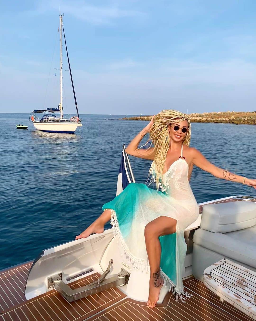 ジョエル・マーディニアンさんのインスタグラム写真 - (ジョエル・マーディニアンInstagram)「I am a sea child not a wild child #joellemardinian #seachild #sea #boat #sun #beauty #sunblock @joelleparis」8月3日 17時31分 - joellemardinian