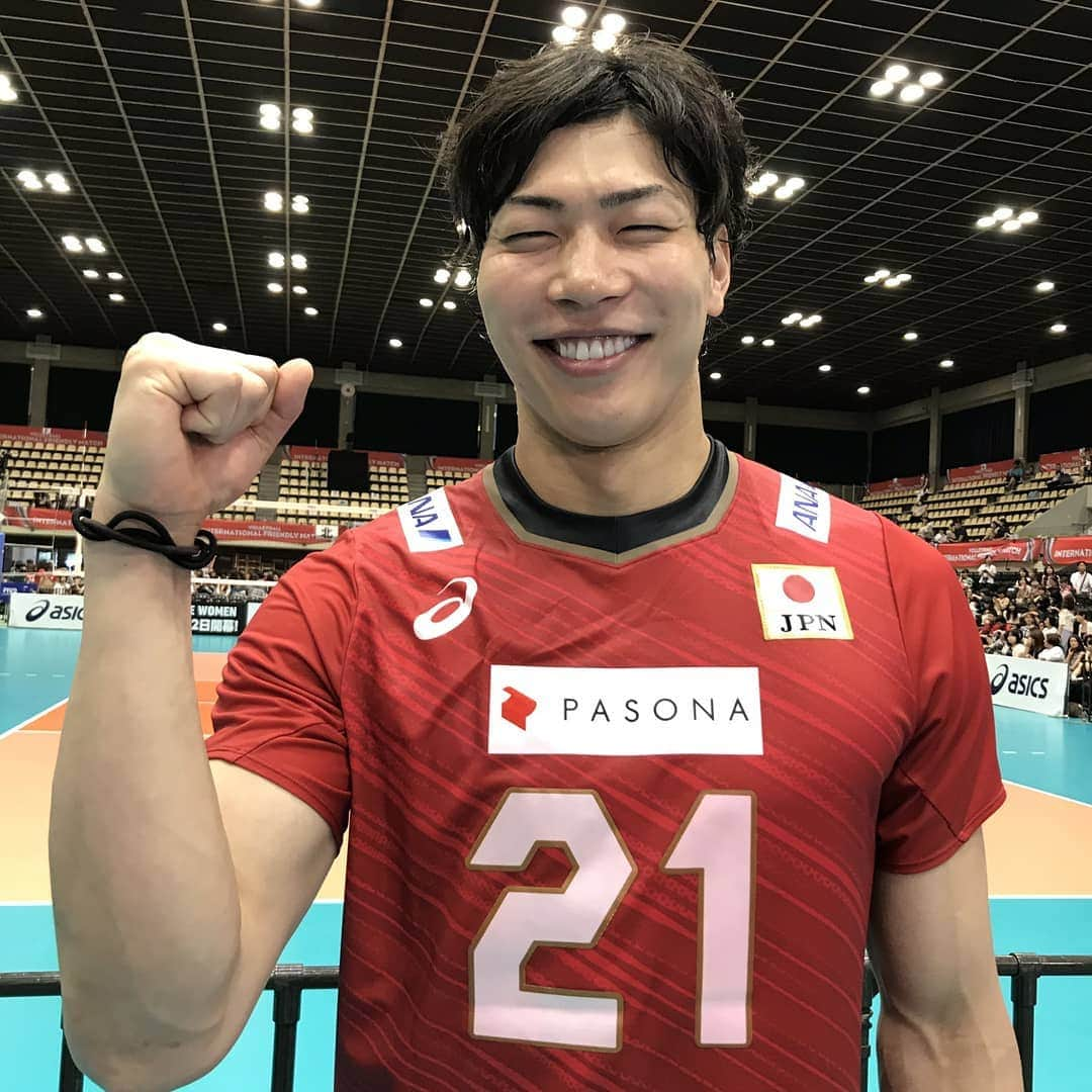 TBSバレブーさんのインスタグラム写真 - (TBSバレブーInstagram)「#東京五輪 開幕まで356日🏐 #バレーボール 男子🇯🇵日本代表が🇨🇦カナダと親善試合を行いました✨ 結果は日本が3-0のストレート勝ち㊗️ . この日、特別な想いでコートに立った選手がいます😌 #清水邦広 選手 です😀  ケガから復活し3年ぶりに🇯🇵代表のユニホームに袖を通した清水選手、試合後「気持ち良かった！」とこの笑顔😊✨ . #清水選手 #お帰りなさい😌」8月3日 17時32分 - tbs.volleyboo