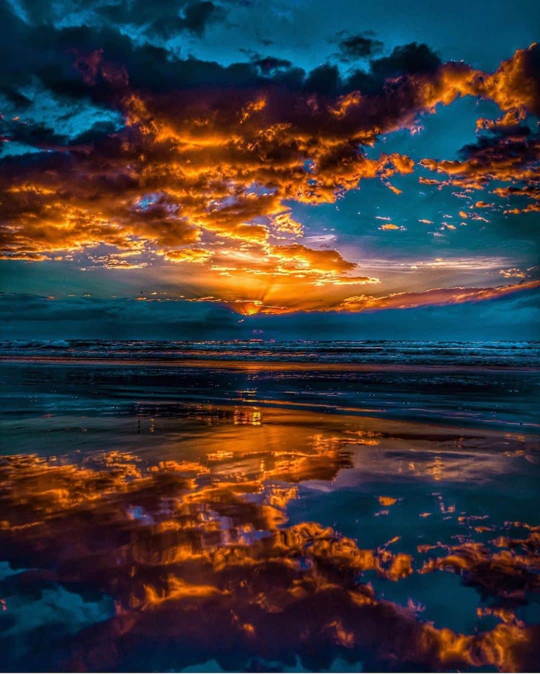 Canon Photographyさんのインスタグラム写真 - (Canon PhotographyInstagram)「Stunning Australian sunsets. This is just amazing!  Photography | @benmuldersunsets  #australia #gc #goldcoast #surfersparadise #seeaustralia #reflection #reflectiongram」8月3日 17時32分 - cpcollectives