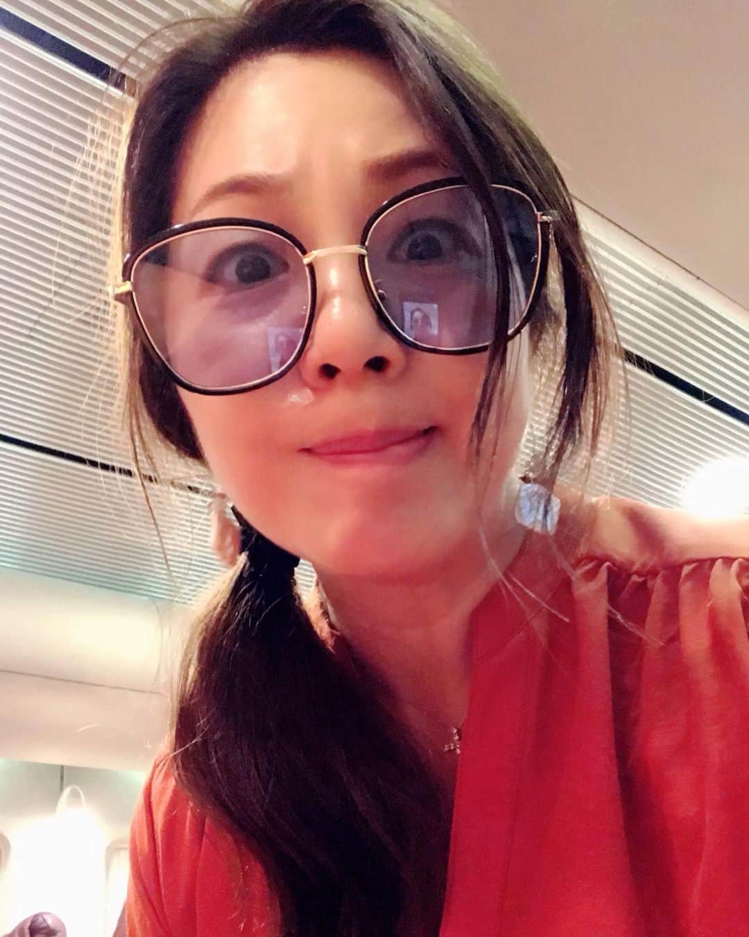 のインスタグラム：「朝 べにひおをいつもの別宅に 預かってもらって…  アタシは旅へ✈️ べにひおったら  そこで楽しませてもらってるので ルンルンで出かけて行ったのさ。  飛行機降りて 今度は特急に🚝  方向音痴の1人旅。  ダイジョブ^ ^ 行きたい方面に向かってる！！ Happyで^ ^  #井上貴子  #LLPWX #女子プロレス #紅緒と柊音 #トイプードル #お泊まり #ひとり旅 #方向音痴」