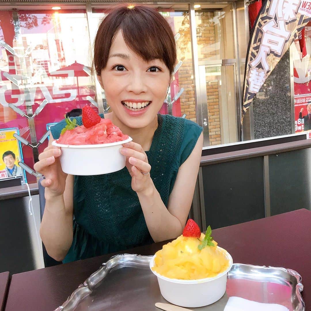 高橋春花のインスタグラム：「食べに来ちゃいました^ - ^ 北海道産マンゴーといちごのかき氷。 果肉たっぷりのピューレを 凍らせて削ってるから、 口に含んだ時に、 香りがふわぁっ…！ 中には濃厚なソフトクリームが 隠れてます。 本当おいしい！！！ やっと涼しくなってきた… 以前イチオシでご紹介。 #北海道#hokkaido #札幌#sapporo#大通 #すわろうテラス #かき氷 #ソフトクリーム #おススメ#イチオシ #観光 #高橋春花#HTB」