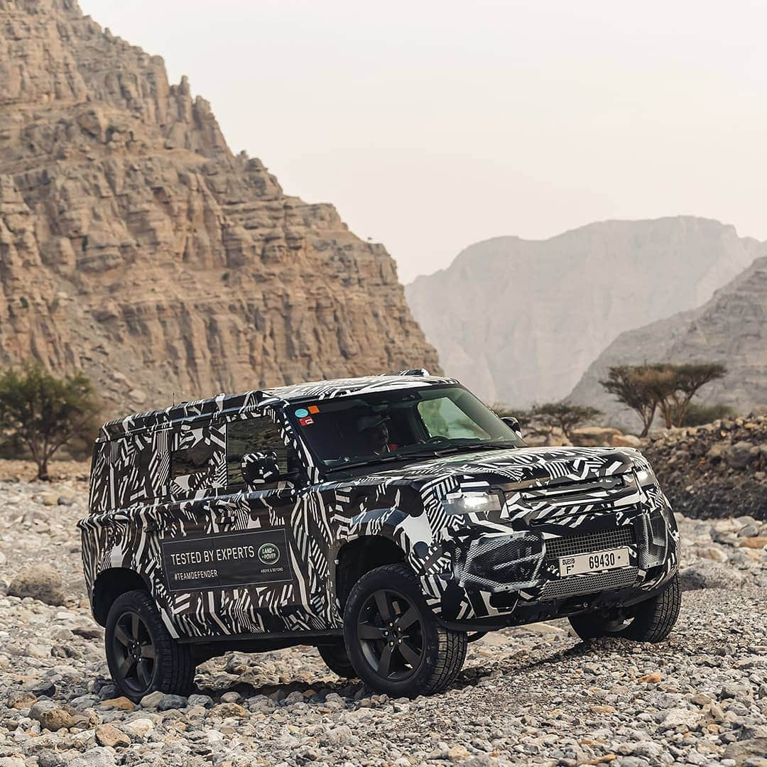 Land Roverさんのインスタグラム写真 - (Land RoverInstagram)「The latest stage of our global testing plan for the new #LandRover #DEFENDER - a true test of capability under the watchful eye of the all-terrain experts from our partners @ifrc. Tap the link in our bio to watch the film.  #IFRC #TeamDefender #LandRoverDefender #Best4x4xFar #OffRoad #4x4 #Testing #Carsofinstagram #Instacar #SUV #CarLifestyle #Adventure #Adventuring #Dubai #RedCross #4x4 #Technology #SearchAndRescue」8月3日 17時41分 - landrover