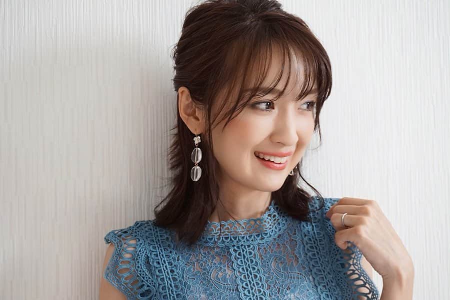 花岡維生のインスタグラム：「今日も暑過ぎるので、涼しげコーデ💙 休日のお出かけにつけたいな〜と思っていた夏っぽい天然クリスタルピアスを初おろし💎✨ @genic_jewelry のピアスは、天然石や天然素材を使っているのに、お手頃価格で可愛いので集めてます😍💕 ブルーのレーストップスは @mischmasch_official 💙 メイクもブルーとシルバーを使って涼しげに💙 @ipsa_jp  @cosmedecortejp  #夏コーデ #夏ピアス #夏アクセサリー #クリアピアス #天然石アクセサリー #天然石ピアス #天然素材ピアス #ハンドメイド #ハンドメイドピアス #ハンドメイドアクセサリー #handmadejewelry #handmadeaccessory」
