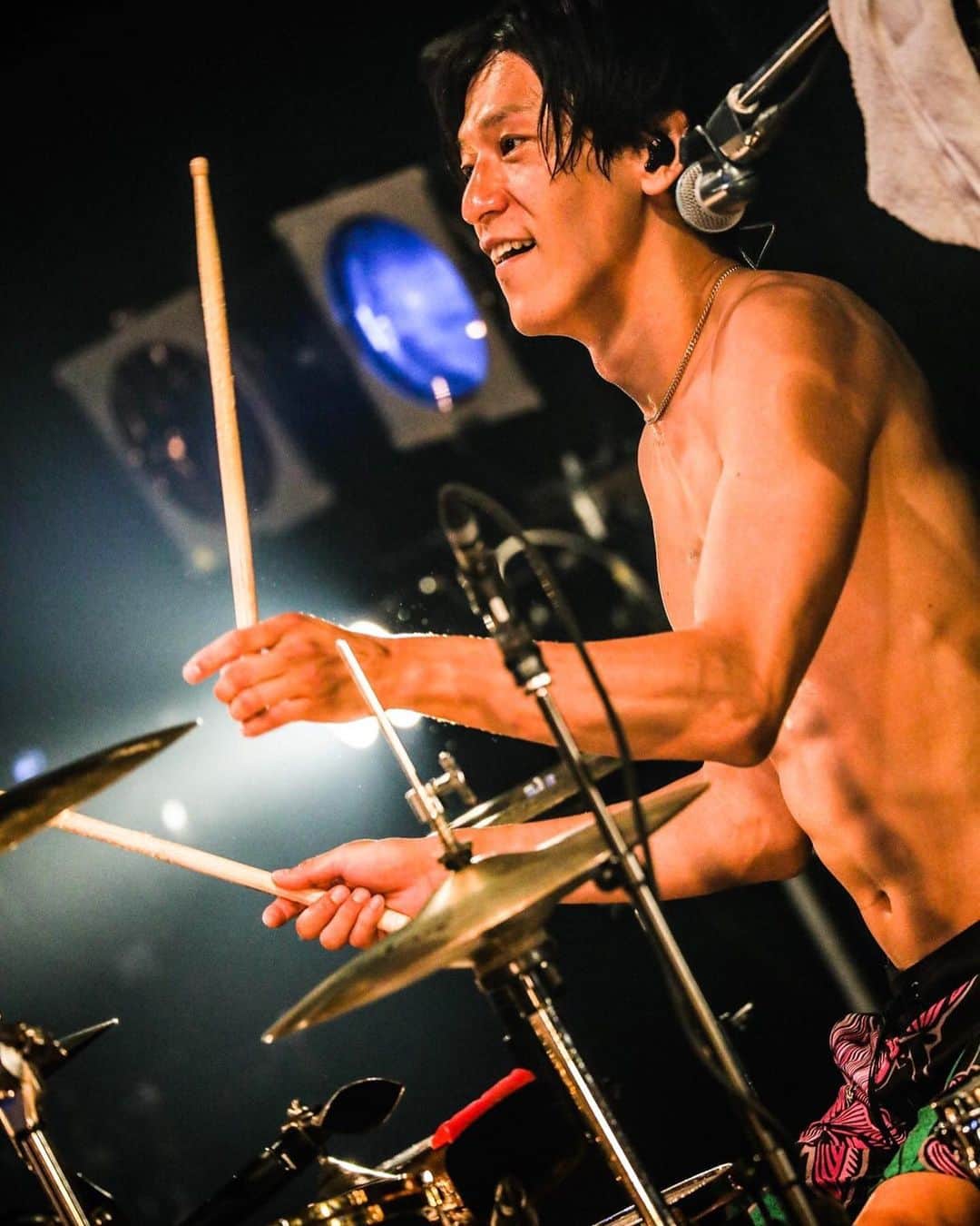 Bunta のインスタグラム：「HIGH HIGH HIGH♨️♨️♨️ 提供FM802 photo by 渡邉一生  #totalfat #highhighhigh  #yamahadrums #zildjiancymbals #drums #drumforhappy」