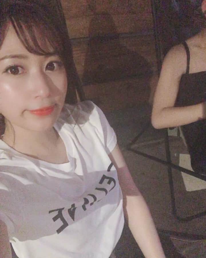 のインスタグラム：「・ 昨日は高校からの親友木村と お互いの誕生日が近いので 合同誕生日会の予定でしたが ちゃっかり別日にズラしました🤗🎂❤️ @airi_official  #別日にズラすもなにも #誰かが祝わってくれるわけもなく #ただ2人でおめでとうと言い合う会 #全然今日勝手にしてくださいの会だった #ミニマムズも今年で30歳 #なんだか気合い入れたおめでとうを言い合いたくて #あたしのさじ加減で合同誕生日会は別日になりました #爆笑爆走爆笑爆走 #それにしてもエンドレスな7時間だった #やっぱりうちの相方オモろいわ #わろーてわろーてわろりんちょ #あっみなさんご存知ミニマムズな言い方しちまいましたが #こちらも勝手に高校時代に自分たちで命名したコンビ名です #爆笑爆走爆笑爆走」