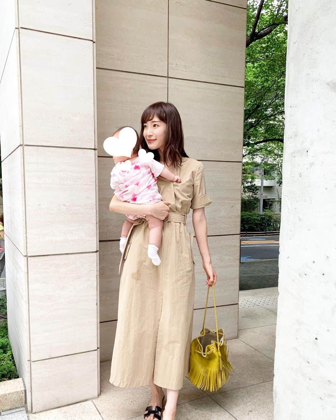 小林真由さんのインスタグラム写真 - (小林真由Instagram)「⋆ ﻿ 授乳の回数が減ったので﻿ ようやくワンピース🥺✨嬉しい💕﻿ 着る時にはSALEになってた﻿ ワンピース..👗笑﻿ そしてお気に入りの揺れるブルーのピアス。﻿ ﻿ 娘は7月末毎日のように浴衣を着る機会があって﻿ 夏満喫してました👘﻿ 浴衣ロンパース﻿ 涼しげで可愛かった♡ ﻿ ﻿ one-piece: #zara﻿ bag: #jmdavidson ﻿ sandal: #hermes﻿ pierce: #naturalijewelry ﻿ ﻿ ﻿ 軽井沢に来てます。﻿ 全然暑い..😂🍦﻿ ﻿ #ファッション #コーデ #ママコーデ #ママライフ #コーディネート #夏服  #ザラ #ザラジョ #ジェイアンドエムデヴィッドソン #エルメス #浴衣 #ベビー服 #ミキハウス #軽井沢 #coordinate #fashion #8月もよろしくお願いします🥺🍉」8月3日 17時45分 - mayukobayashii