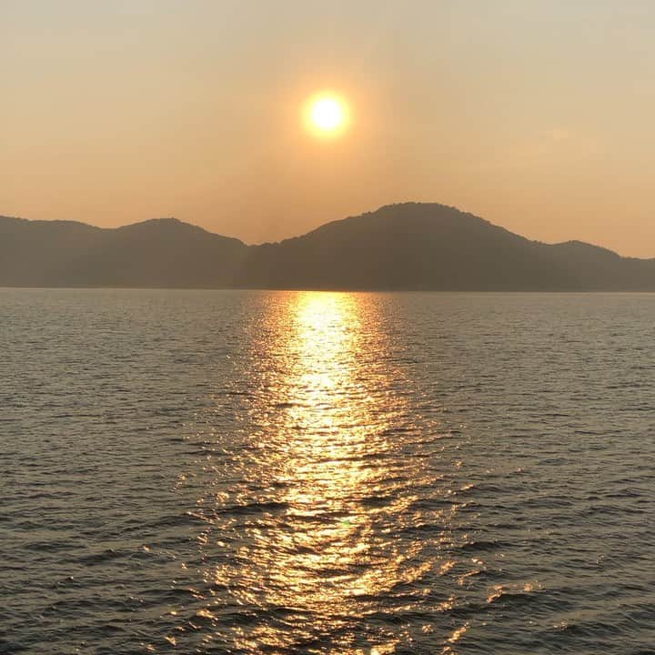 亀田誠治のインスタグラム：「瀬戸内海の夕陽が綺麗✨😌」