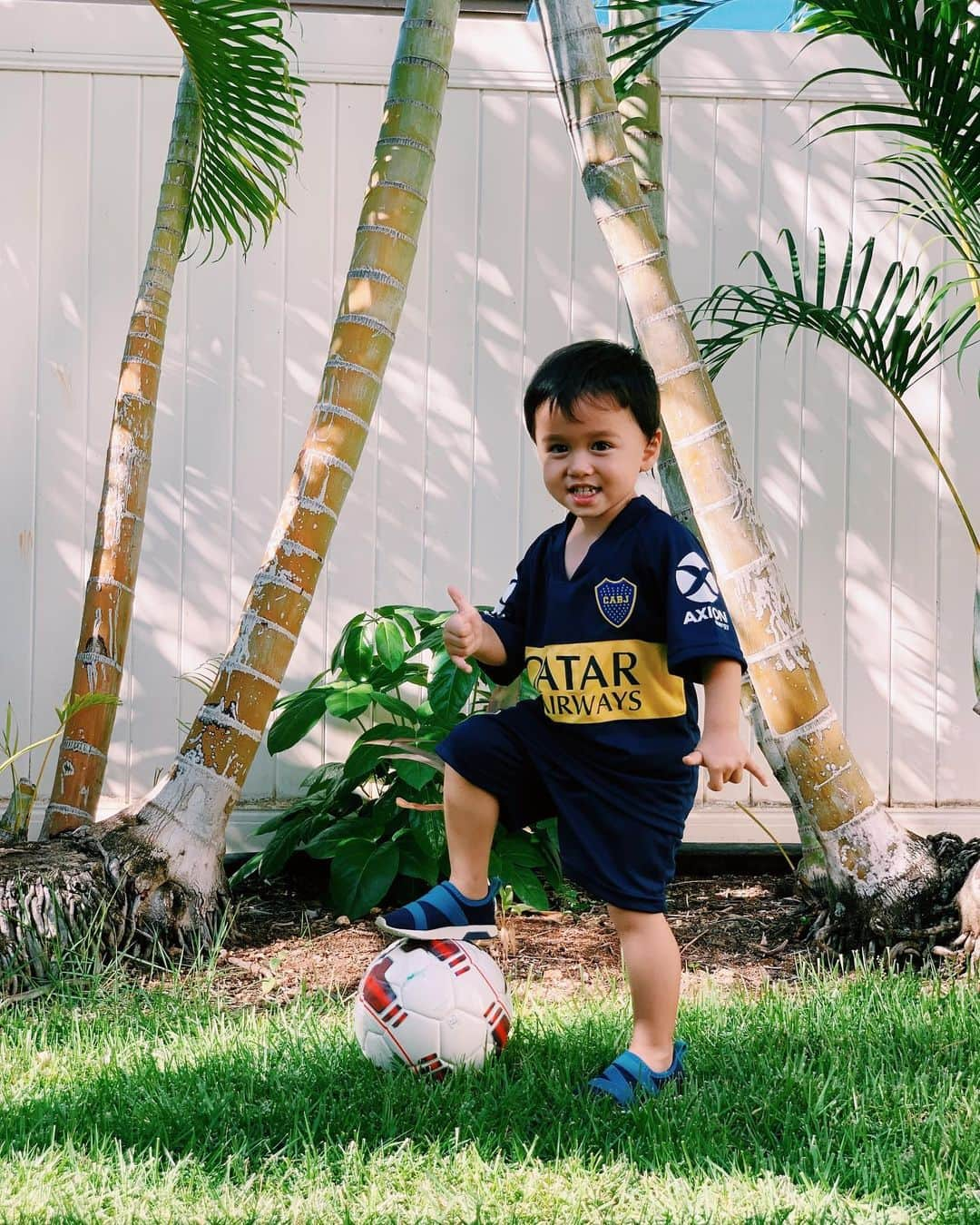 エリナ シルカさんのインスタグラム写真 - (エリナ シルカInstagram)「Boca Juniors ⚽️🤙 山田ディーのアルゼンチンからのお土産はだいぶお気に入り(^^) * * * * #boca #bocajuniors #soccer #futbol #twins #boygirltwins #toddlerfashion #toddlersoccer #shaka #hawaii #toddlerlife #双子 #双子育児 #2歳10ヶ月 #ハワイ #ハワイ生活 #サッカー #アルゼンチン #ボカジュニアーズ」8月3日 17時48分 - laura_elina_ymd