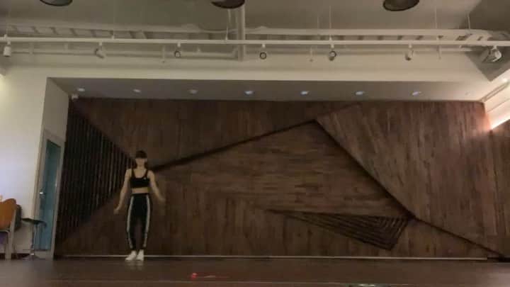Weki Mekiのインスタグラム：「Let’s dance🤟  #청하 #Chica #WekiMeki #도연」